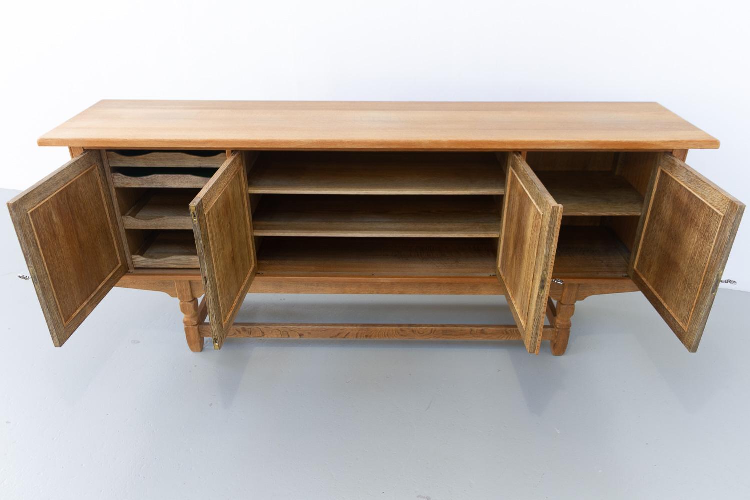 Dänisches brutalistisches Eichen-Sideboard, Henning Kjærnulf zugeschrieben, 1960er Jahre. im Angebot 8