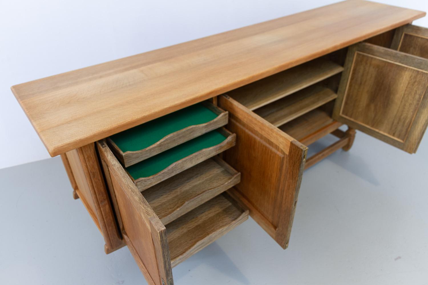 Dänisches brutalistisches Eichen-Sideboard, Henning Kjærnulf zugeschrieben, 1960er Jahre. im Angebot 9