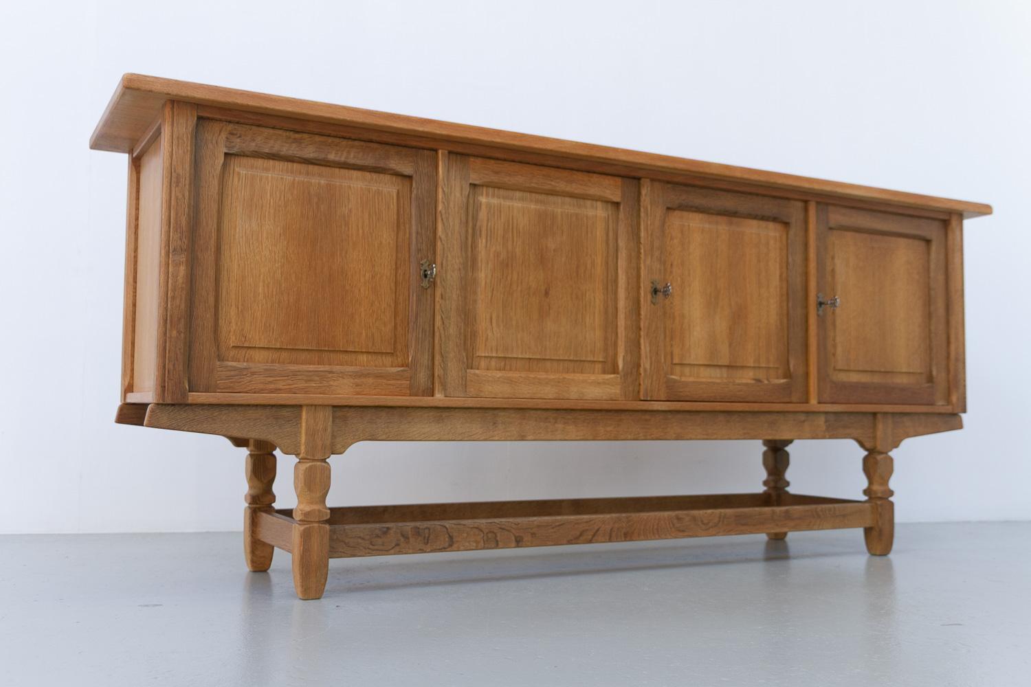 Dänisches brutalistisches Eichen-Sideboard, Henning Kjærnulf zugeschrieben, 1960er Jahre. im Angebot 10