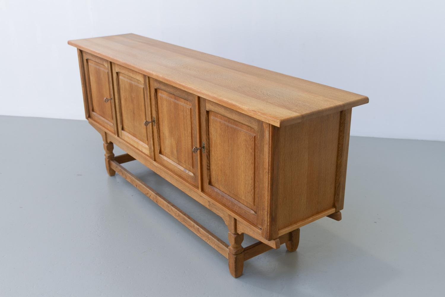 Dänisches brutalistisches Eichen-Sideboard, Henning Kjærnulf zugeschrieben, 1960er Jahre. im Angebot 11
