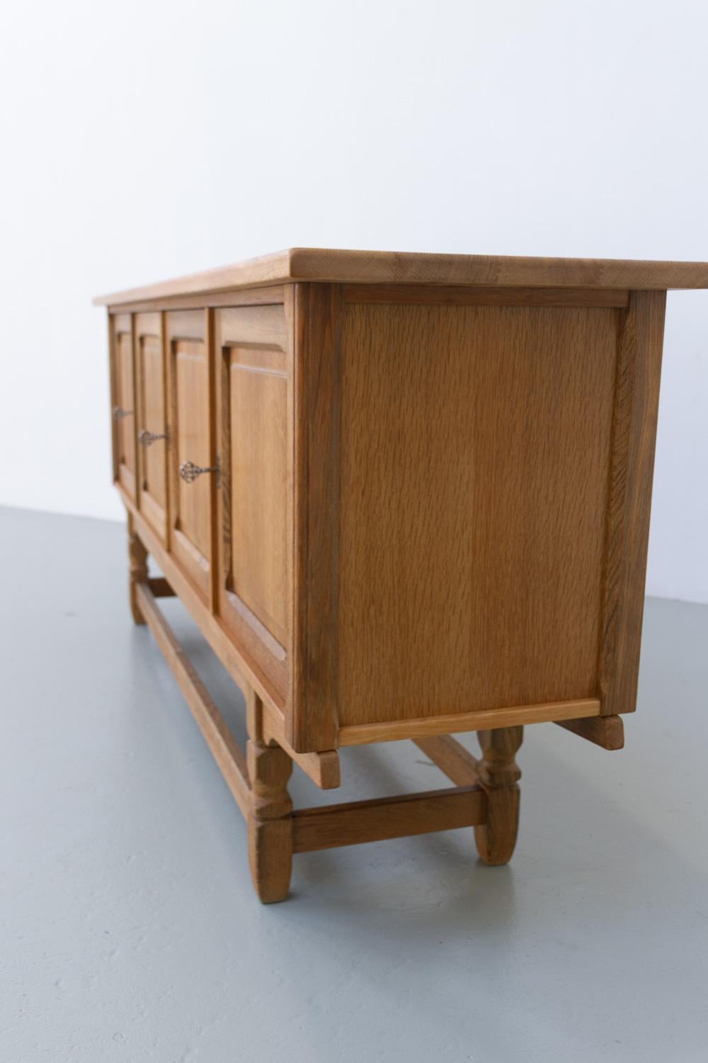 Dänisches brutalistisches Eichen-Sideboard, Henning Kjærnulf zugeschrieben, 1960er Jahre. im Angebot 12
