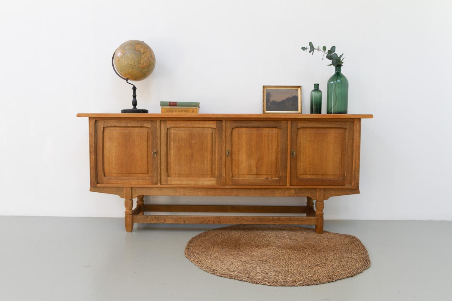 Dänisches brutalistisches Eichen-Sideboard, Henning Kjærnulf zugeschrieben, 1960er Jahre.

Langes und niedriges skandinavisches Mid-Century Modern Sideboard aus massiver nordischer Weißeiche. Brutalistischer Entwurf von Henning Kjærnulf für EG