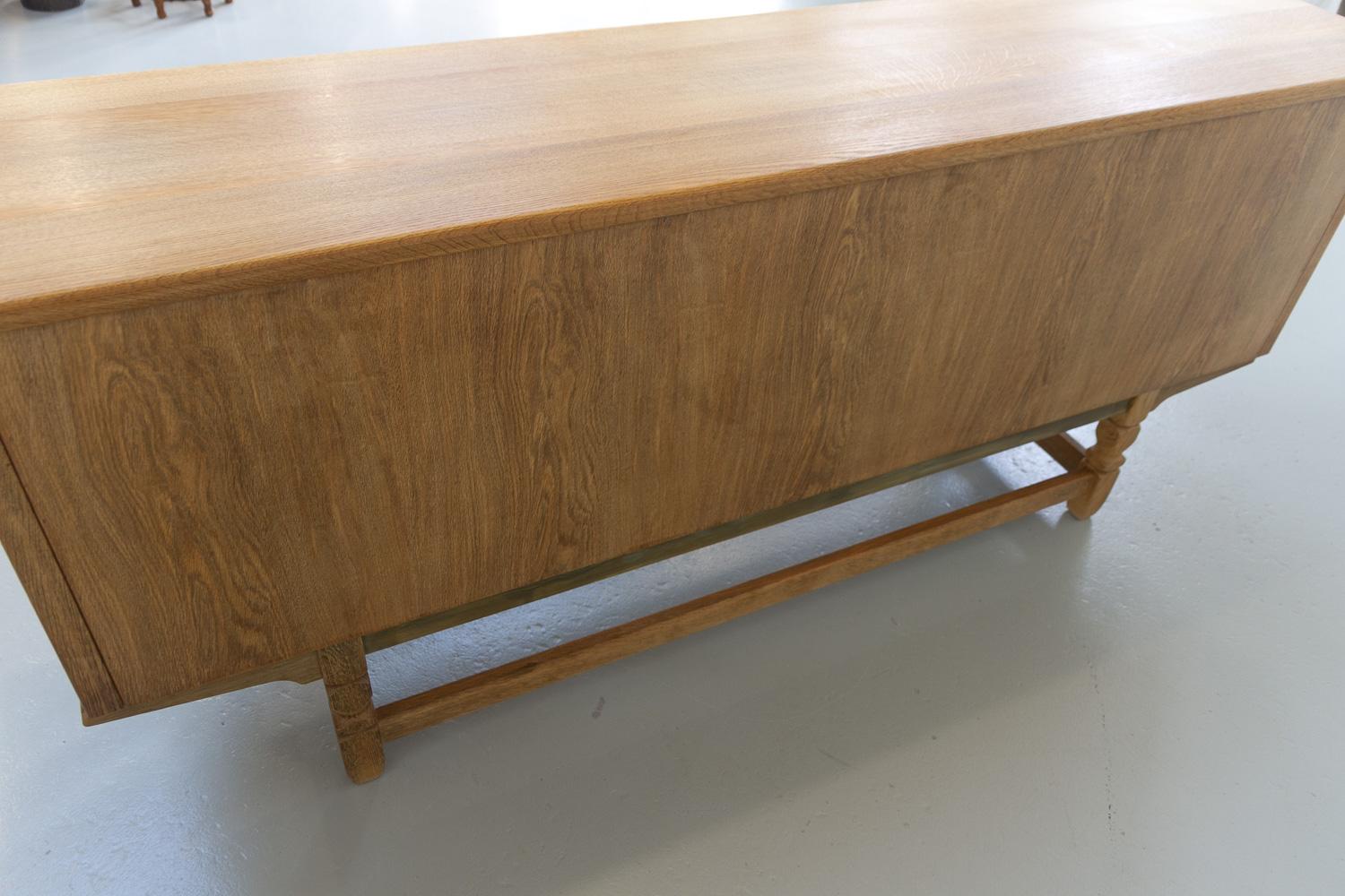 Dänisches brutalistisches Eichen-Sideboard, Henning Kjærnulf zugeschrieben, 1960er Jahre. im Angebot 14