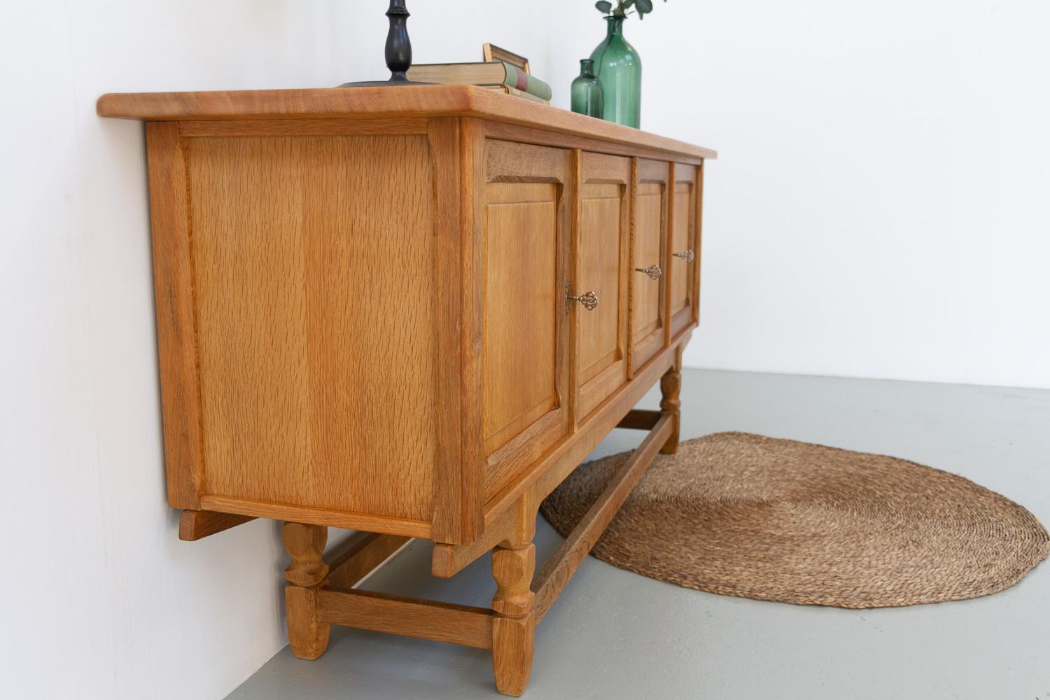 Dänisches brutalistisches Eichen-Sideboard, Henning Kjærnulf zugeschrieben, 1960er Jahre. (Brutalismus) im Angebot