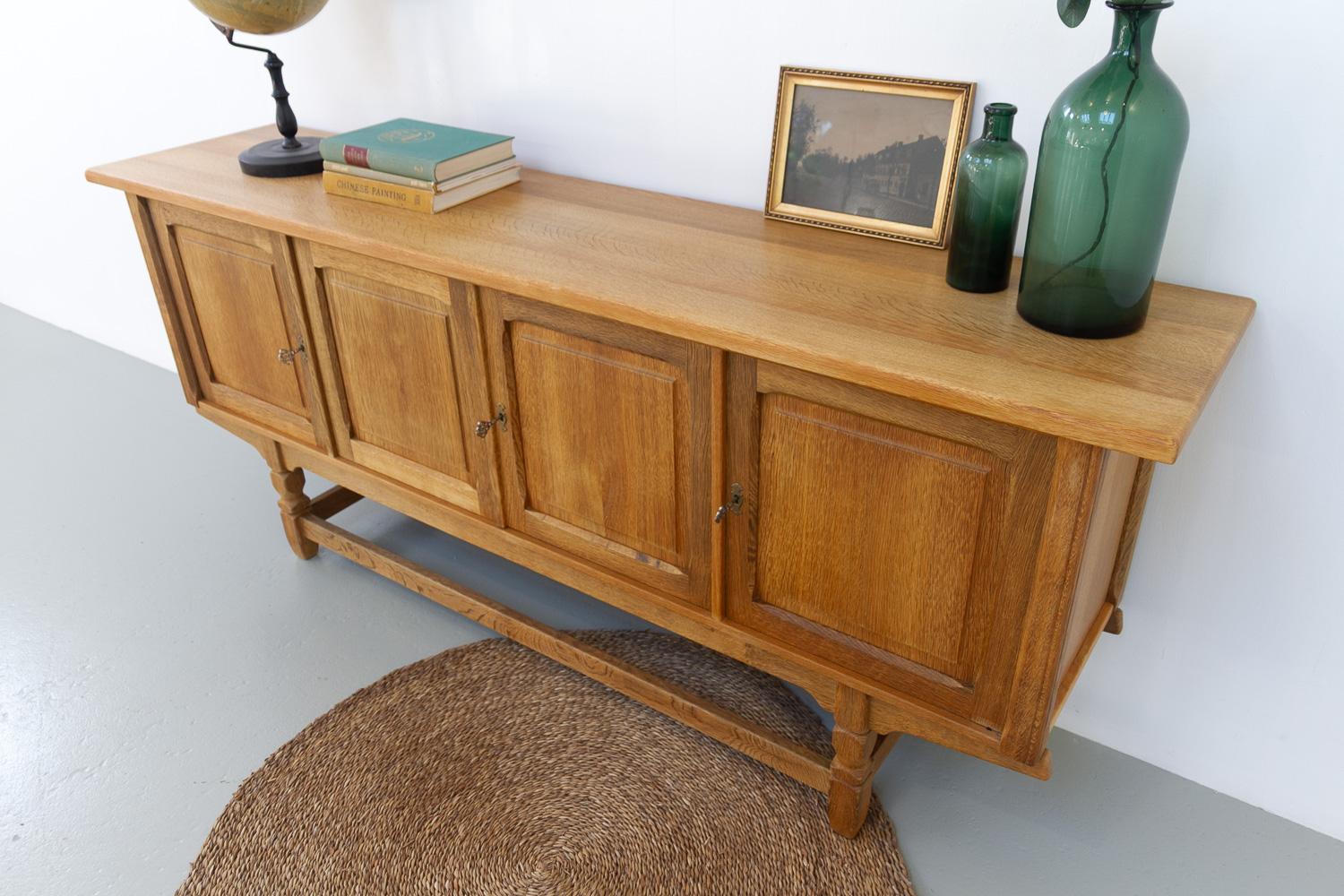 Dänisches brutalistisches Eichen-Sideboard, Henning Kjærnulf zugeschrieben, 1960er Jahre. im Zustand „Gut“ im Angebot in Asaa, DK