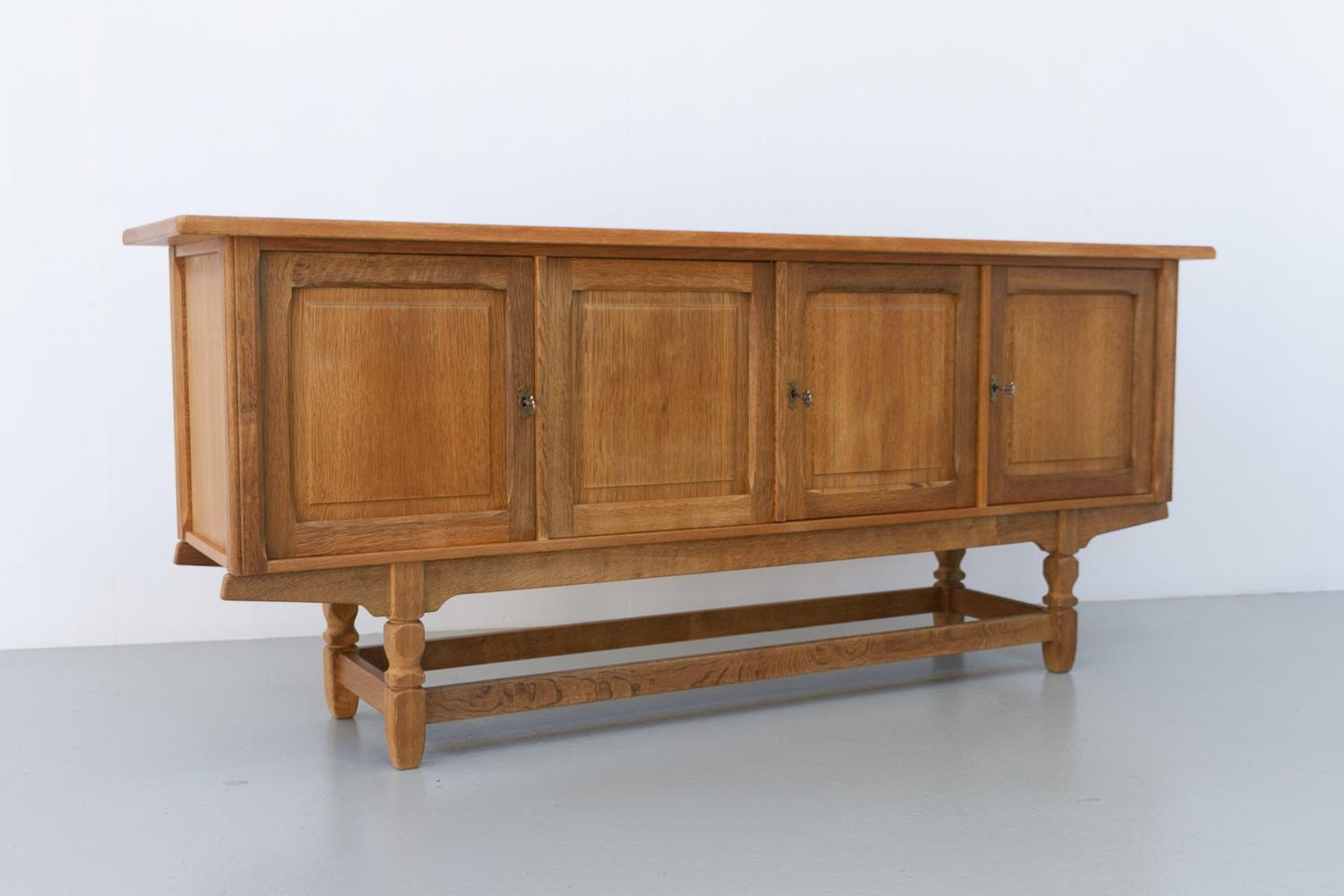Dänisches brutalistisches Eichen-Sideboard, Henning Kjærnulf zugeschrieben, 1960er Jahre. (Mitte des 20. Jahrhunderts) im Angebot
