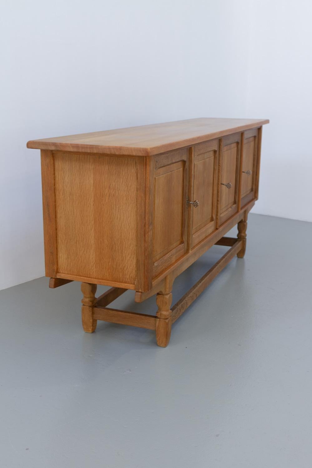 Dänisches brutalistisches Eichen-Sideboard, Henning Kjærnulf zugeschrieben, 1960er Jahre. (Eichenholz) im Angebot