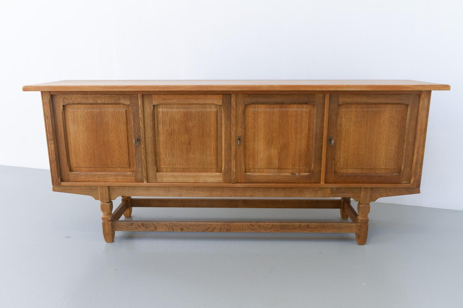Dänisches brutalistisches Eichen-Sideboard, Henning Kjærnulf zugeschrieben, 1960er Jahre. im Angebot 1