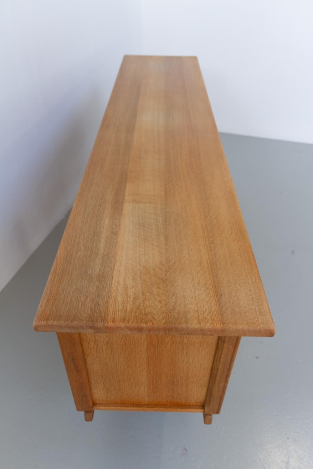 Dänisches brutalistisches Eichen-Sideboard, Henning Kjærnulf zugeschrieben, 1960er Jahre. im Angebot 3