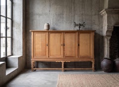 Buffet danois brutaliste en Oak attribué à Henning Kjærnulf, années 1970
