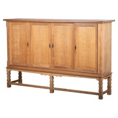 Buffet danois brutaliste en Oak attribué à Henning Kjærnulf, années 1970