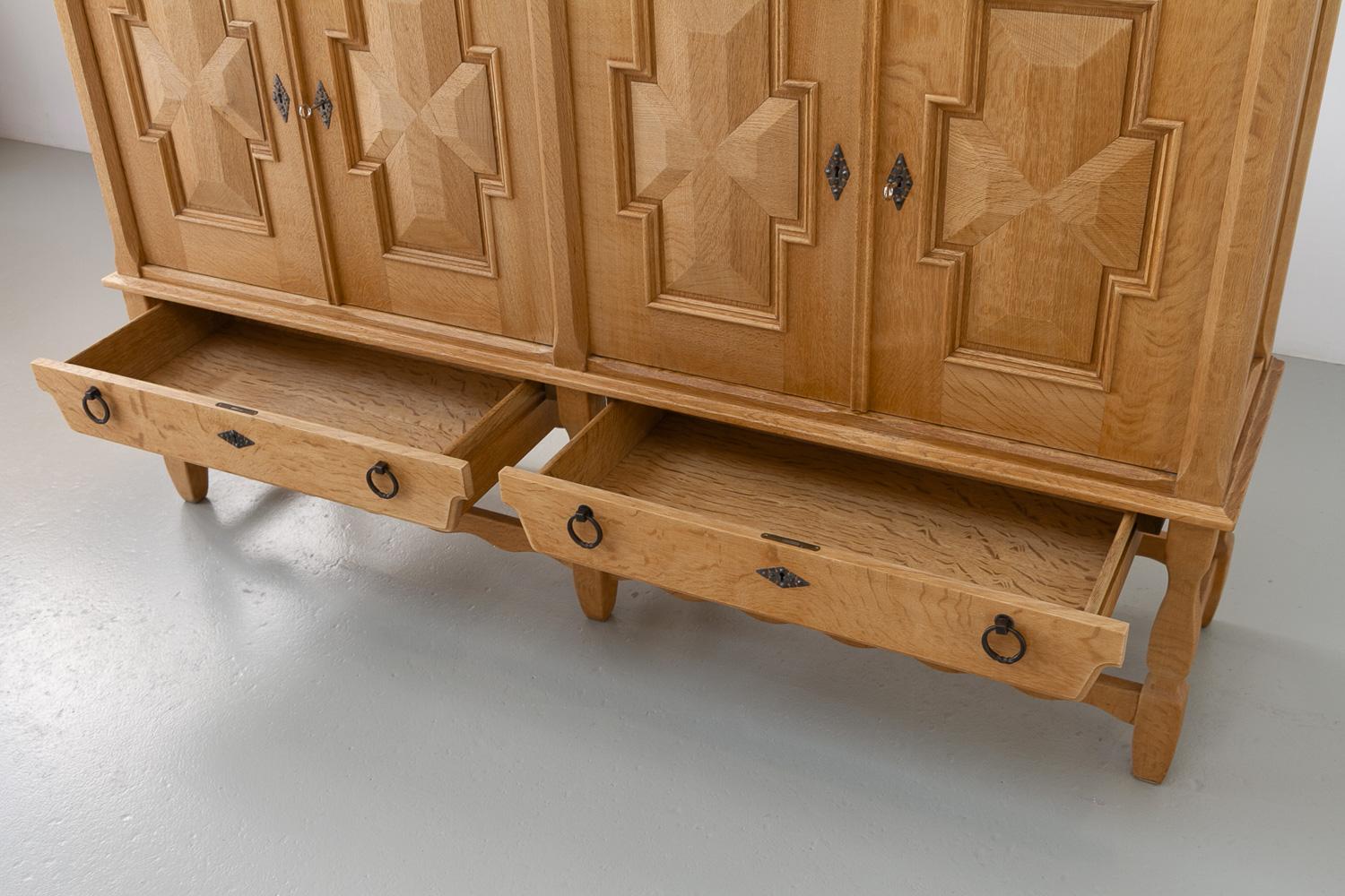 Buffet danois brutaliste en Oak par Henning Kjærnulf pour Nyrup Møbelfabrik, années 1960. en vente 3
