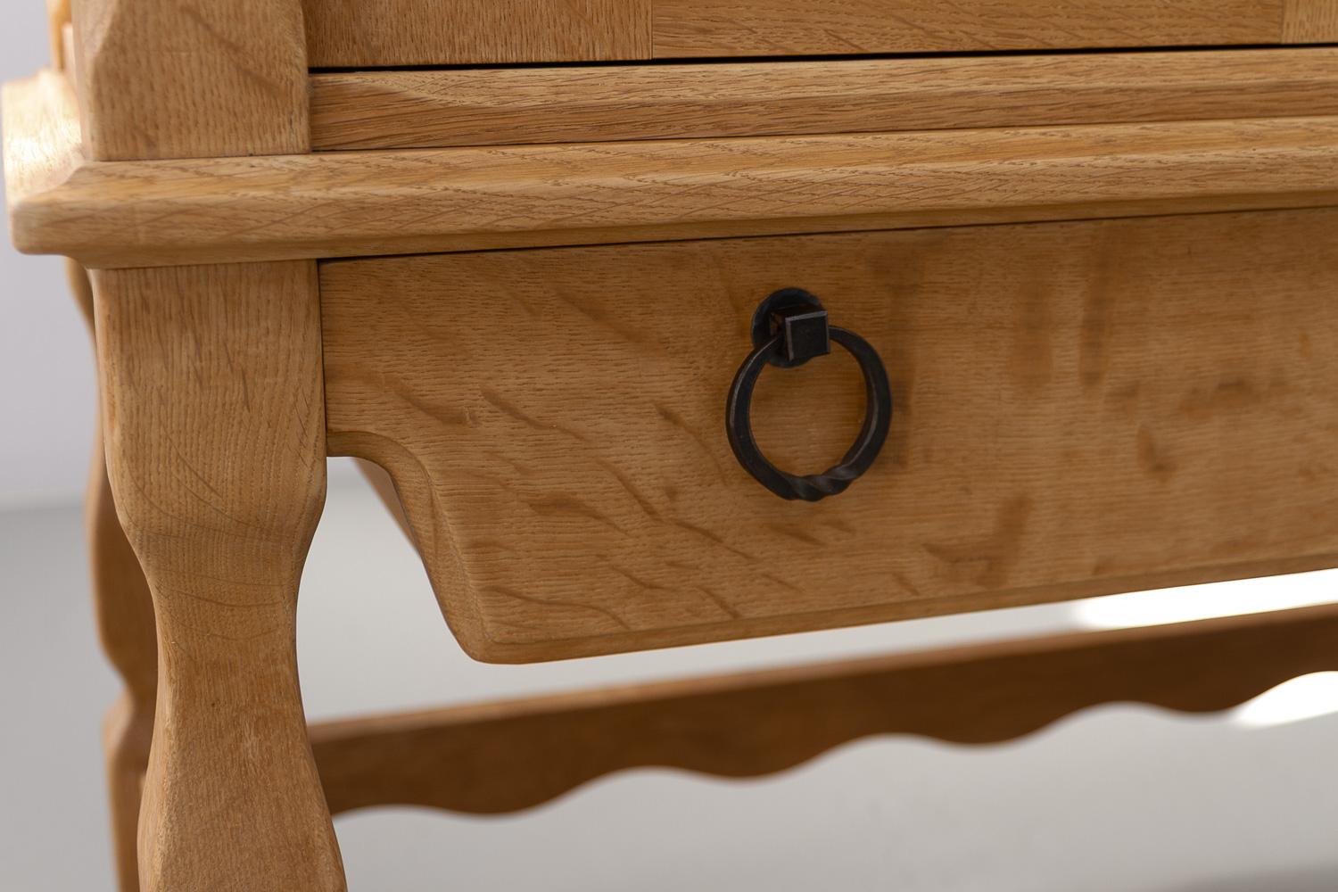 Buffet danois brutaliste en Oak par Henning Kjærnulf pour Nyrup Møbelfabrik, années 1960. en vente 5