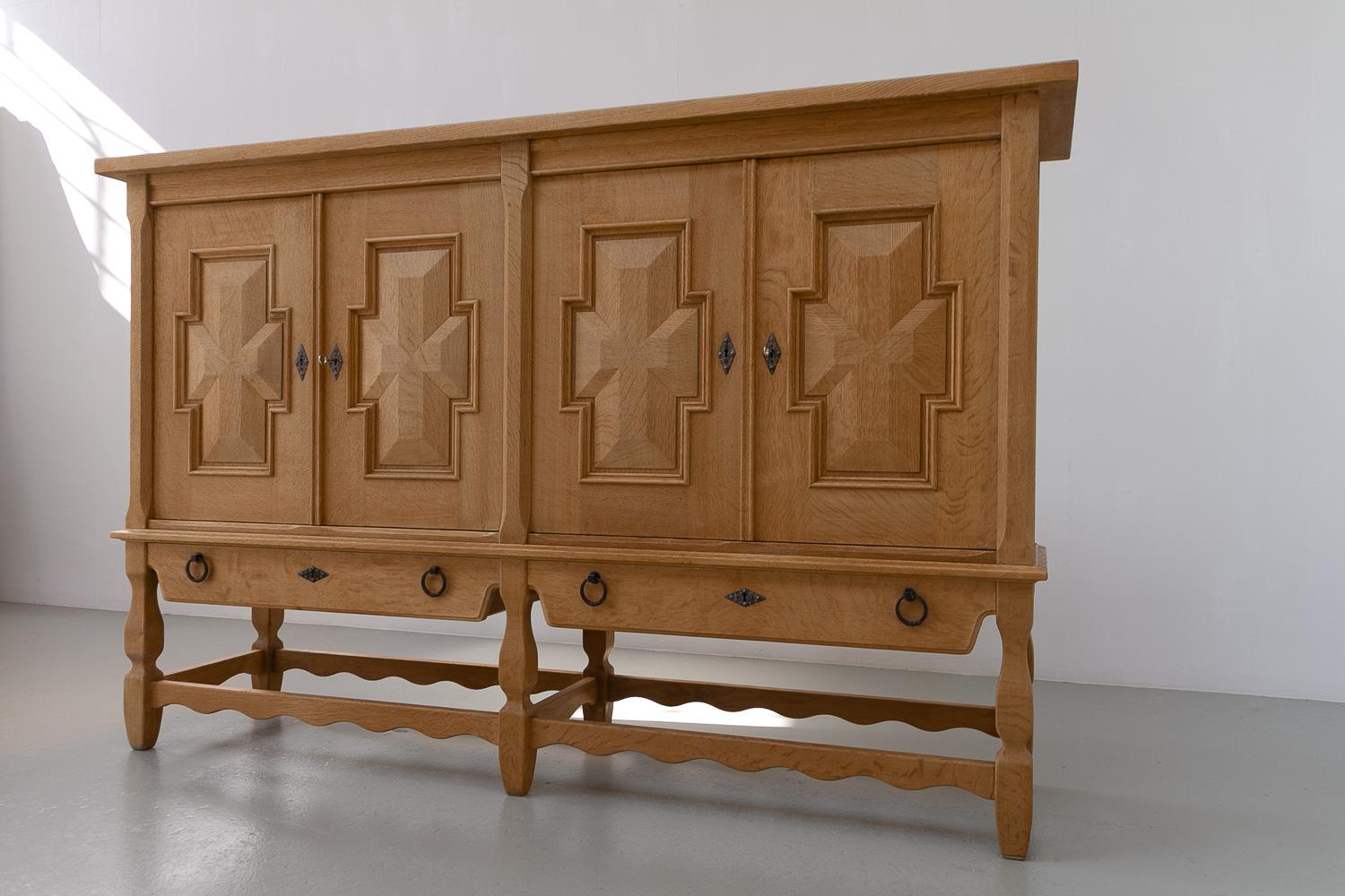 Buffet danois brutaliste en Oak par Henning Kjærnulf pour Nyrup Møbelfabrik, années 1960. en vente 6