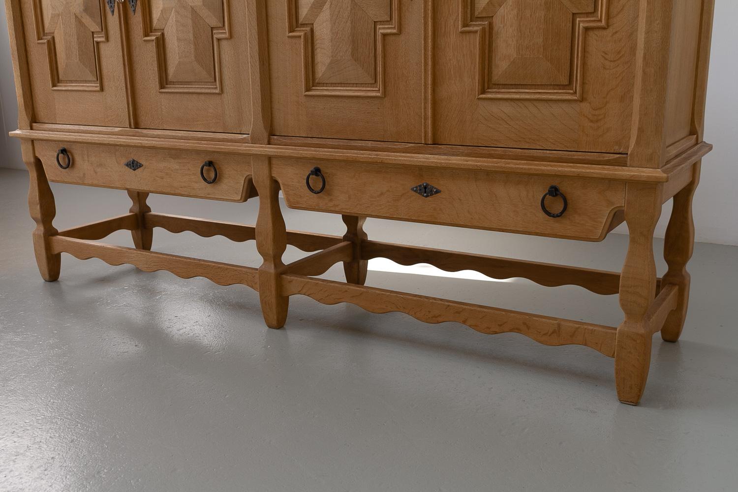 Buffet danois brutaliste en Oak par Henning Kjærnulf pour Nyrup Møbelfabrik, années 1960. en vente 7
