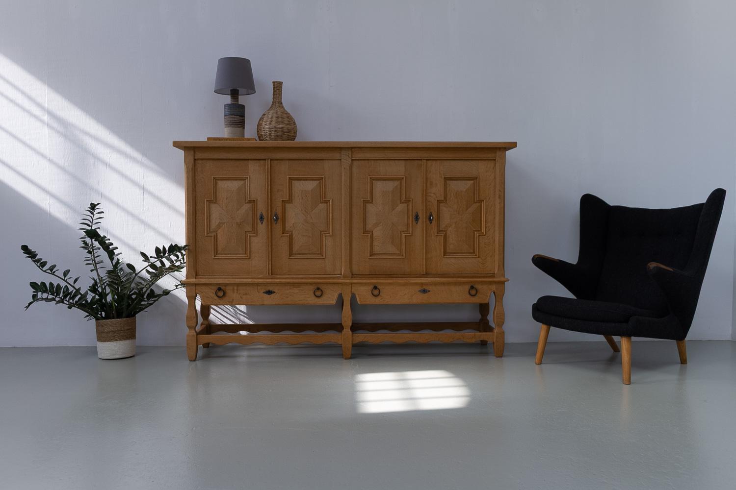Buffet danois brutaliste en Oak par Henning Kjærnulf pour Nyrup Møbelfabrik, années 1960. en vente 8