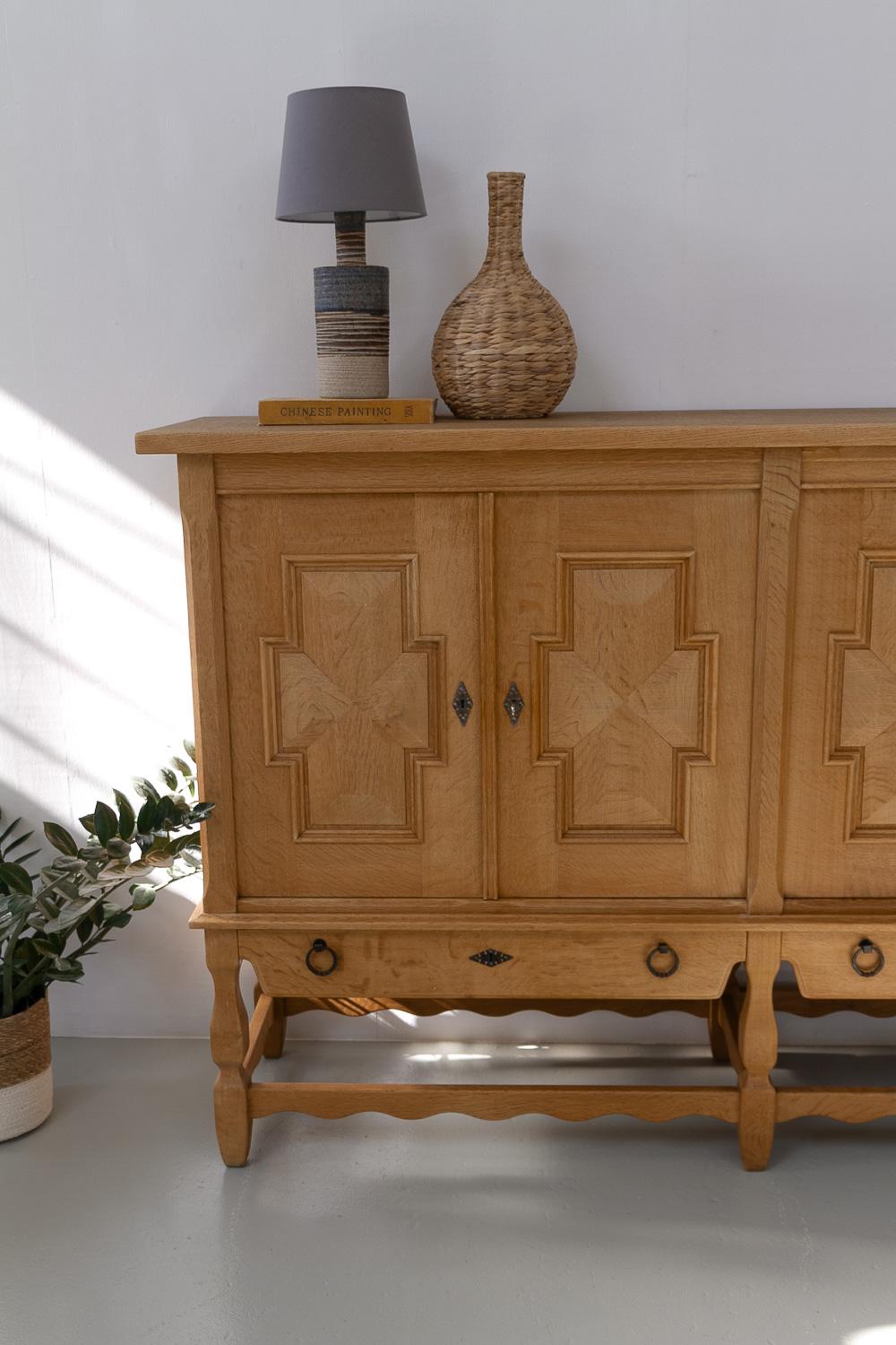 Buffet danois brutaliste en Oak par Henning Kjærnulf pour Nyrup Møbelfabrik, années 1960. en vente 9