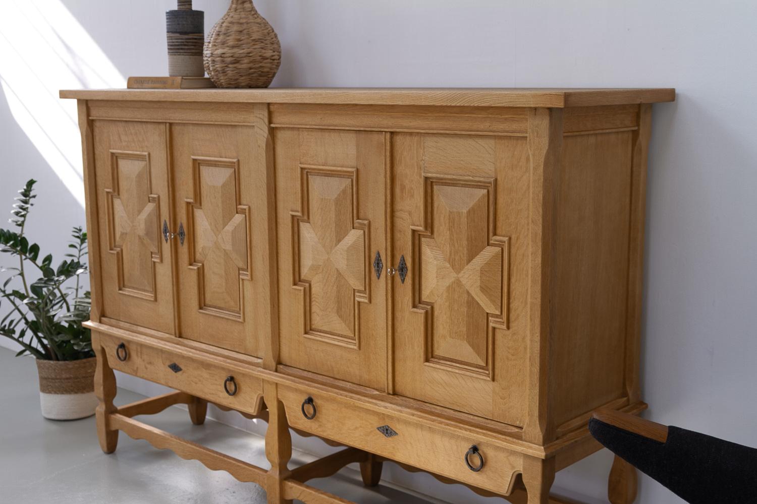 Buffet danois brutaliste en Oak par Henning Kjærnulf pour Nyrup Møbelfabrik, années 1960. en vente 10
