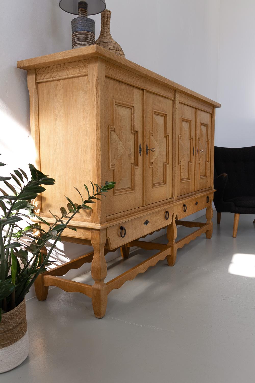 Buffet danois brutaliste en Oak par Henning Kjærnulf pour Nyrup Møbelfabrik, années 1960. en vente 11