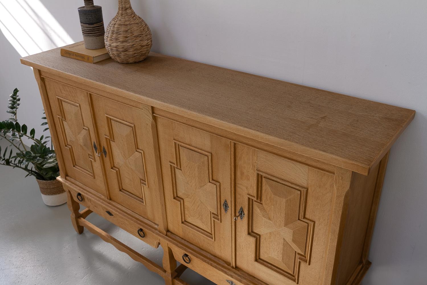 Buffet danois brutaliste en Oak par Henning Kjærnulf pour Nyrup Møbelfabrik, années 1960. en vente 12