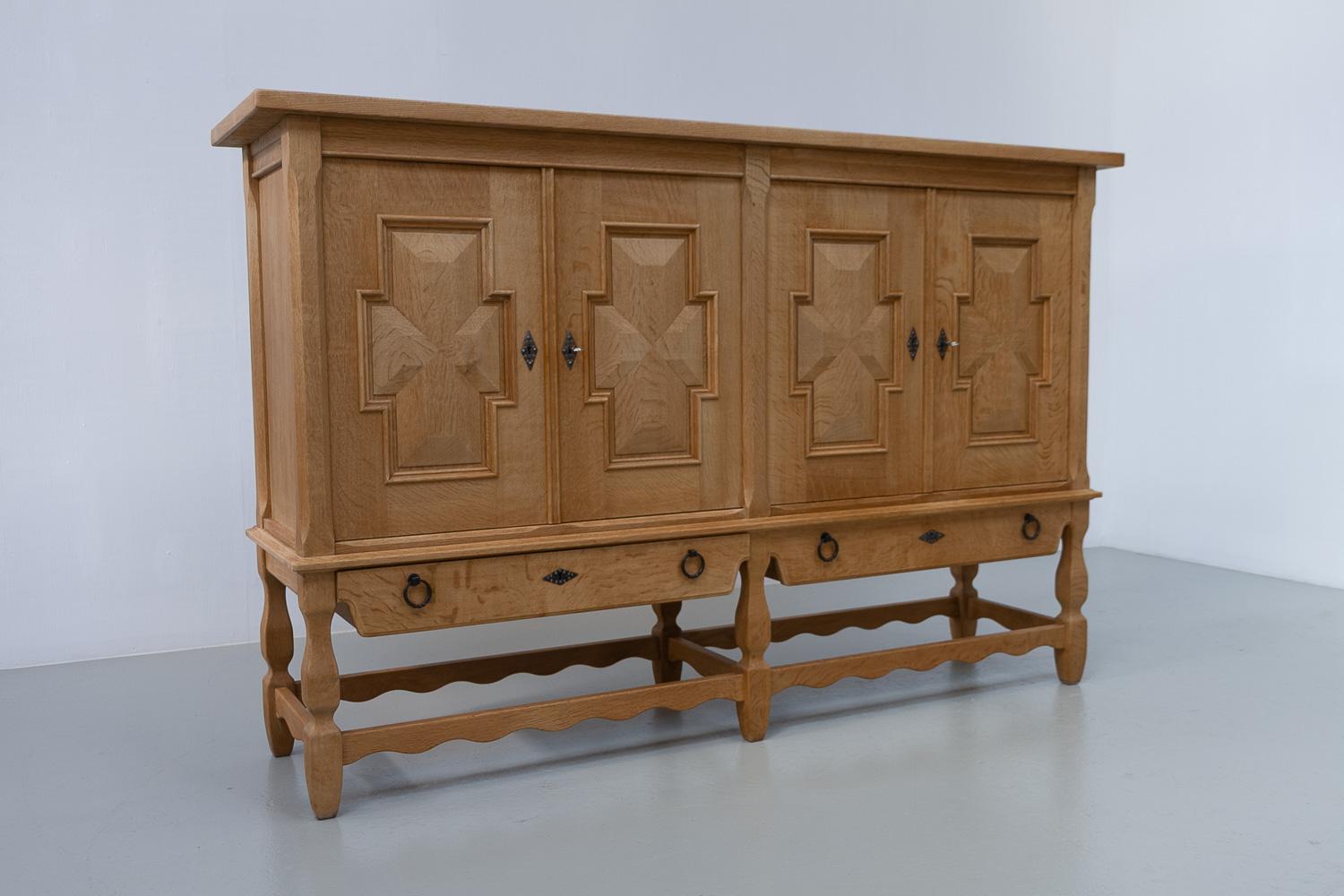 Buffet danois brutaliste en Oak par Henning Kjærnulf pour Nyrup Møbelfabrik, années 1960.

Buffet haut scandinave de style moderne du milieu du siècle en chêne blanc nordique, conçu par Henning Kjærnulf pour Nyrup Møbelfabrik/ EG Kvalitetsmøbler,