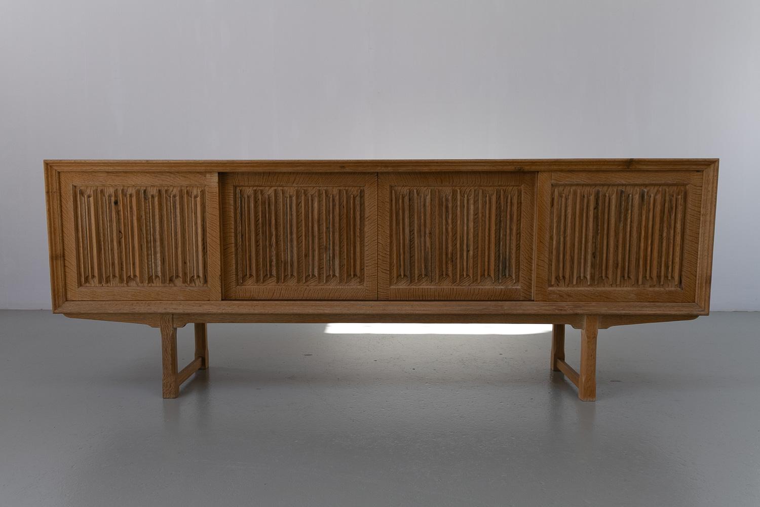 Danish Brutalist Oak Sideboard by Henning Kjærnulf for Nyrup Møbelfabrik, 1960s.

Scandinavian Mid-Century Modern long and low sculptural sideboard in Nordic white oak attributed to designer Henning Kjærnulf for Nyrup Møbelfabrik/ EG