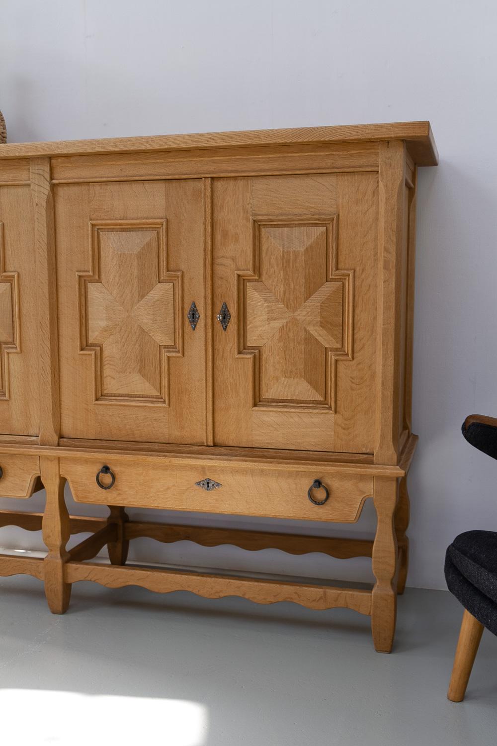 Buffet danois brutaliste en Oak par Henning Kjærnulf pour Nyrup Møbelfabrik, années 1960. en vente 13