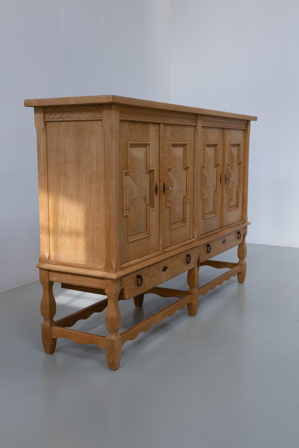 Mid-Century Modern Buffet danois brutaliste en Oak par Henning Kjærnulf pour Nyrup Møbelfabrik, années 1960. en vente