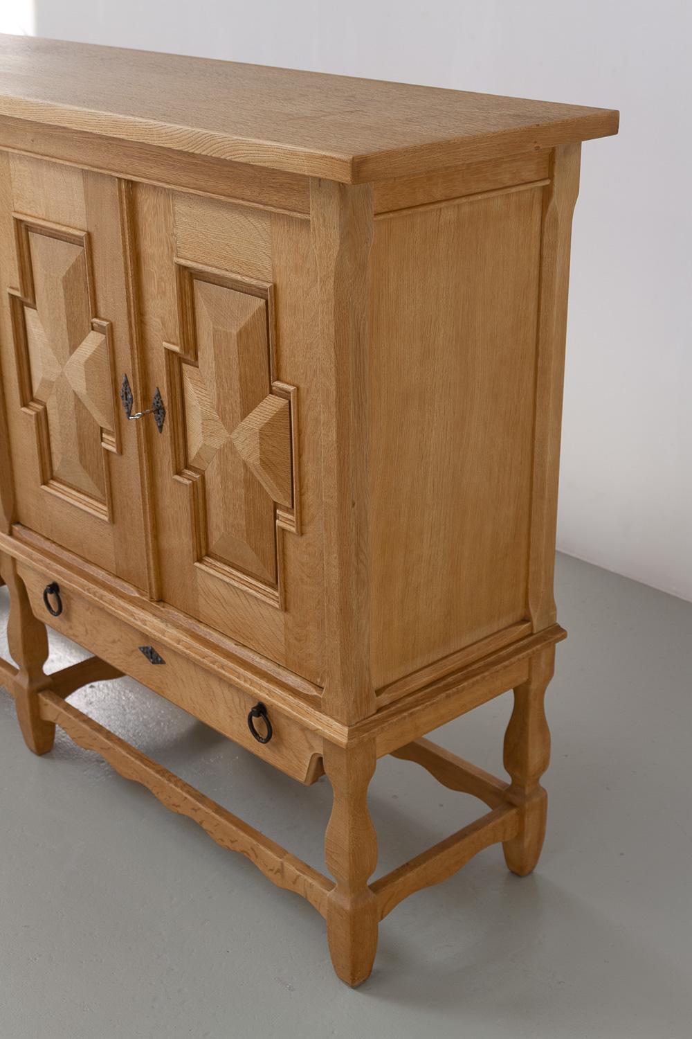 Danois Buffet danois brutaliste en Oak par Henning Kjærnulf pour Nyrup Møbelfabrik, années 1960. en vente