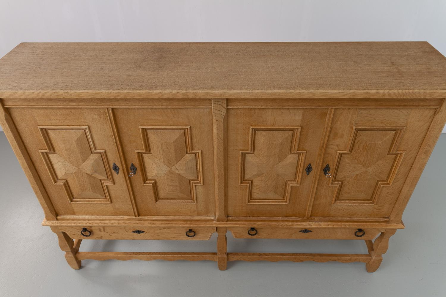 Buffet danois brutaliste en Oak par Henning Kjærnulf pour Nyrup Møbelfabrik, années 1960. Bon état - En vente à Asaa, DK