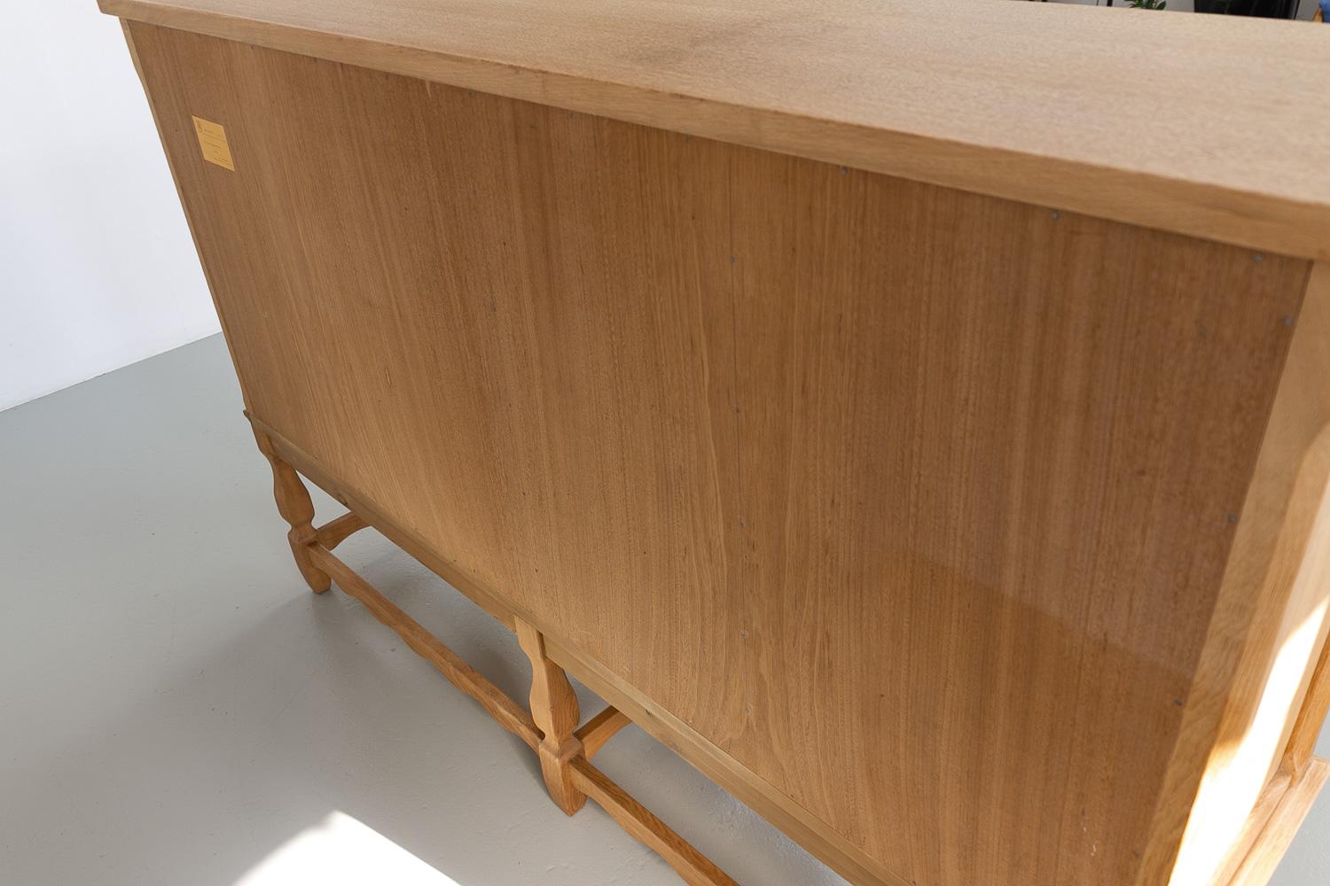 Milieu du XXe siècle Buffet danois brutaliste en Oak par Henning Kjærnulf pour Nyrup Møbelfabrik, années 1960. en vente