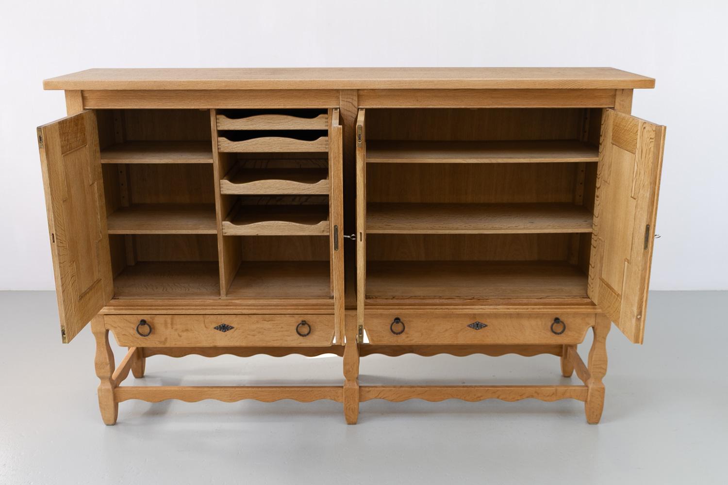Buffet danois brutaliste en Oak par Henning Kjærnulf pour Nyrup Møbelfabrik, années 1960. en vente 1