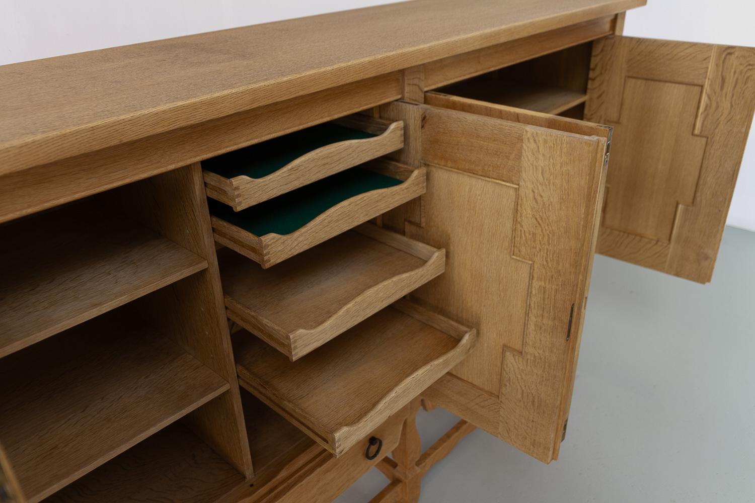 Buffet danois brutaliste en Oak par Henning Kjærnulf pour Nyrup Møbelfabrik, années 1960. en vente 2