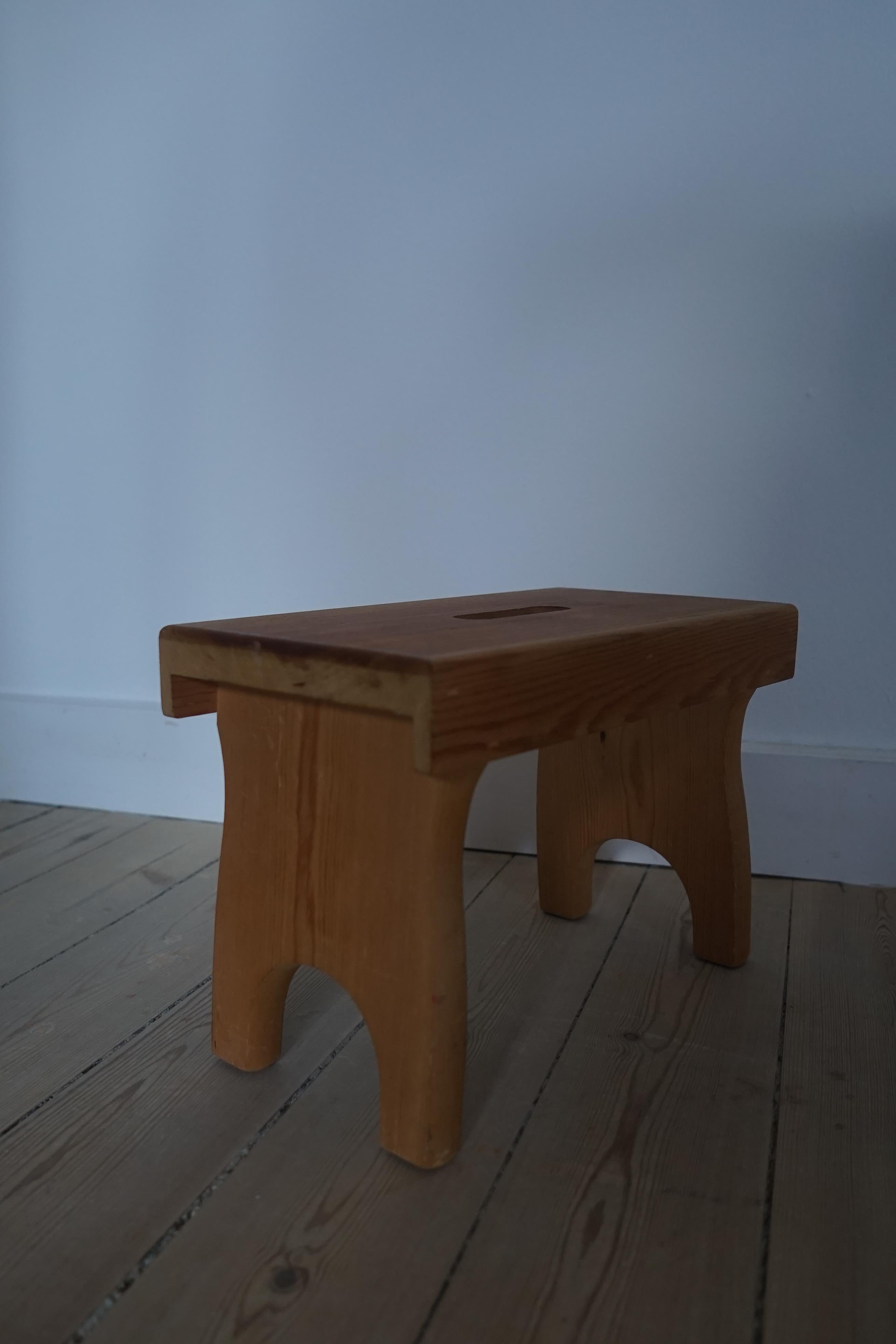 Danish Brutalist pine stool in wabi sabi style made in the 1960s by a unkown danish manufacter.

This stool is the perfect little foot stool or to be used as a pedestal for a lamp or a vase or some candle holders.

The stool has similarities to