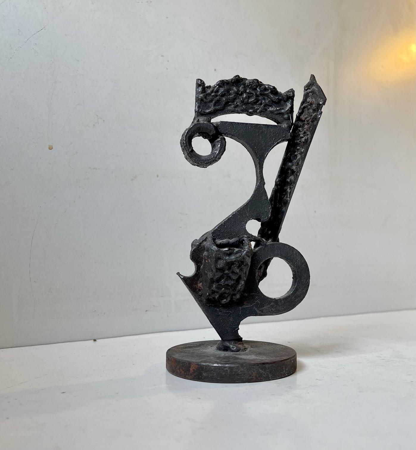 Im Stil des dänischen Schrottskulpturisten Robert Jacobsen (1912-1993) ist diese rohe, dunkle und geschweißte skulpturale Komposition aus Eisenschrott gefertigt. In der Vorderansicht sieht es fast wie ein weibliches Gesicht aus. Jacobsen hat nicht