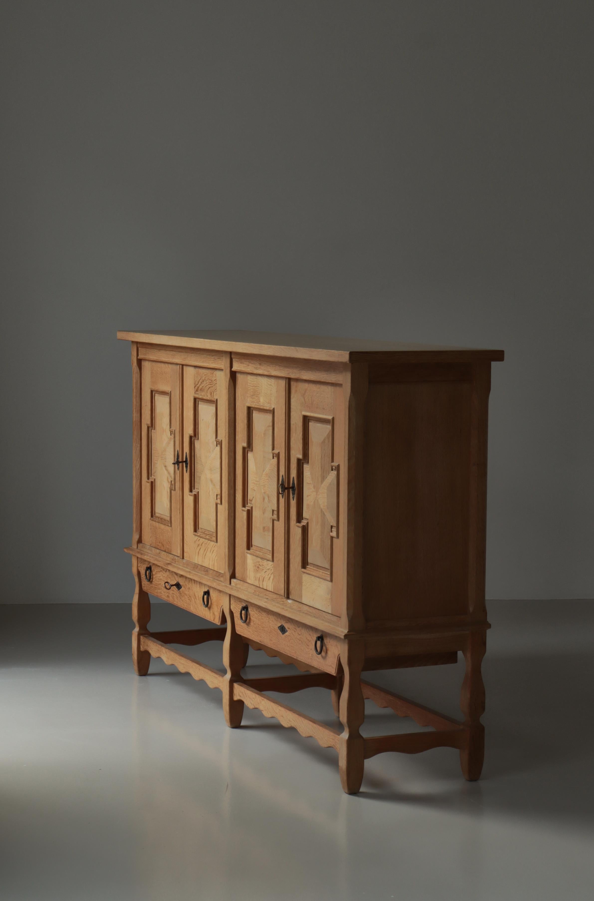 Buffet danois brutaliste de Henning Kjærnulf en bois de chêne, années 1960, Danemark en vente 5