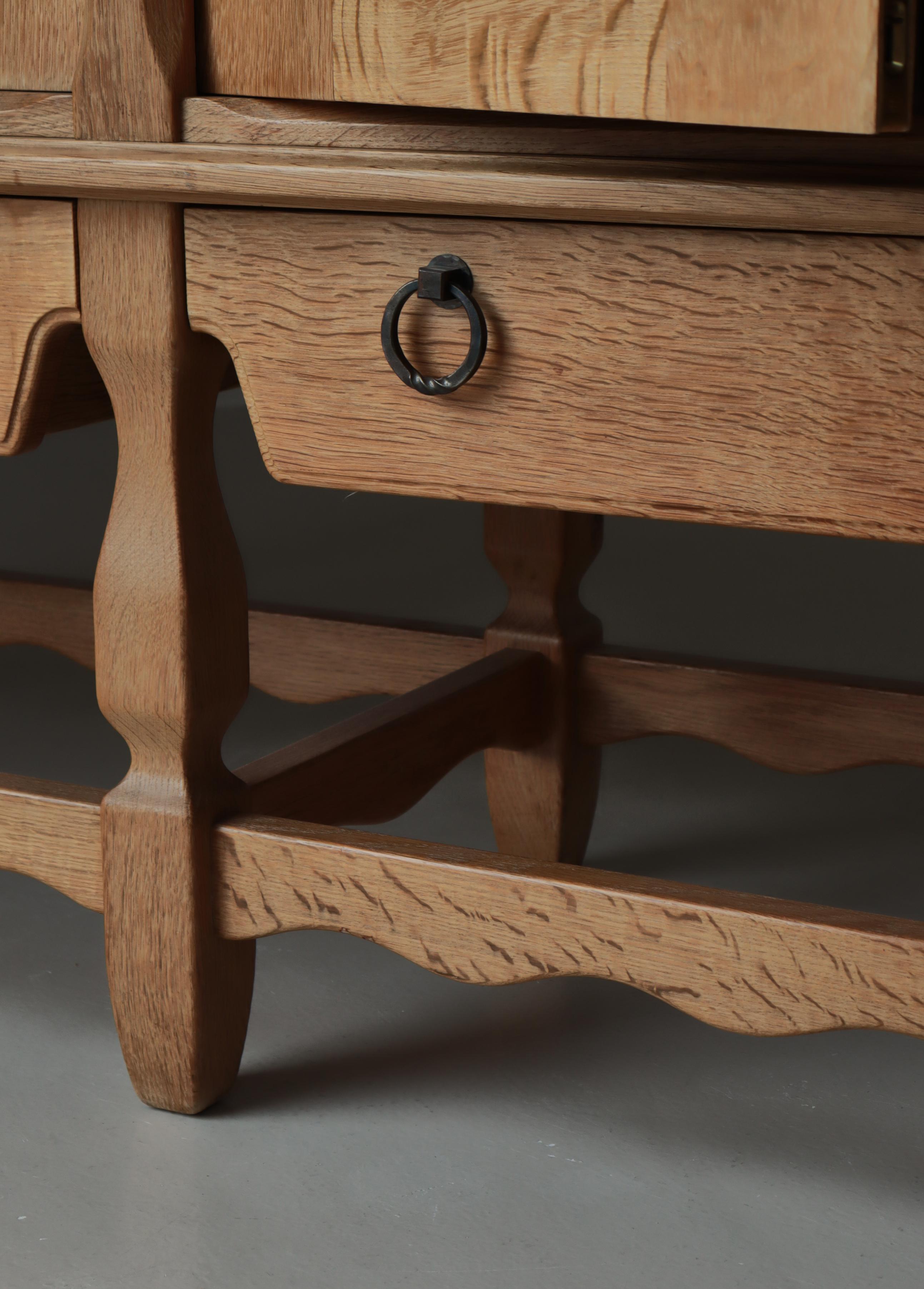 Buffet danois brutaliste de Henning Kjærnulf en bois de chêne, années 1960, Danemark en vente 6