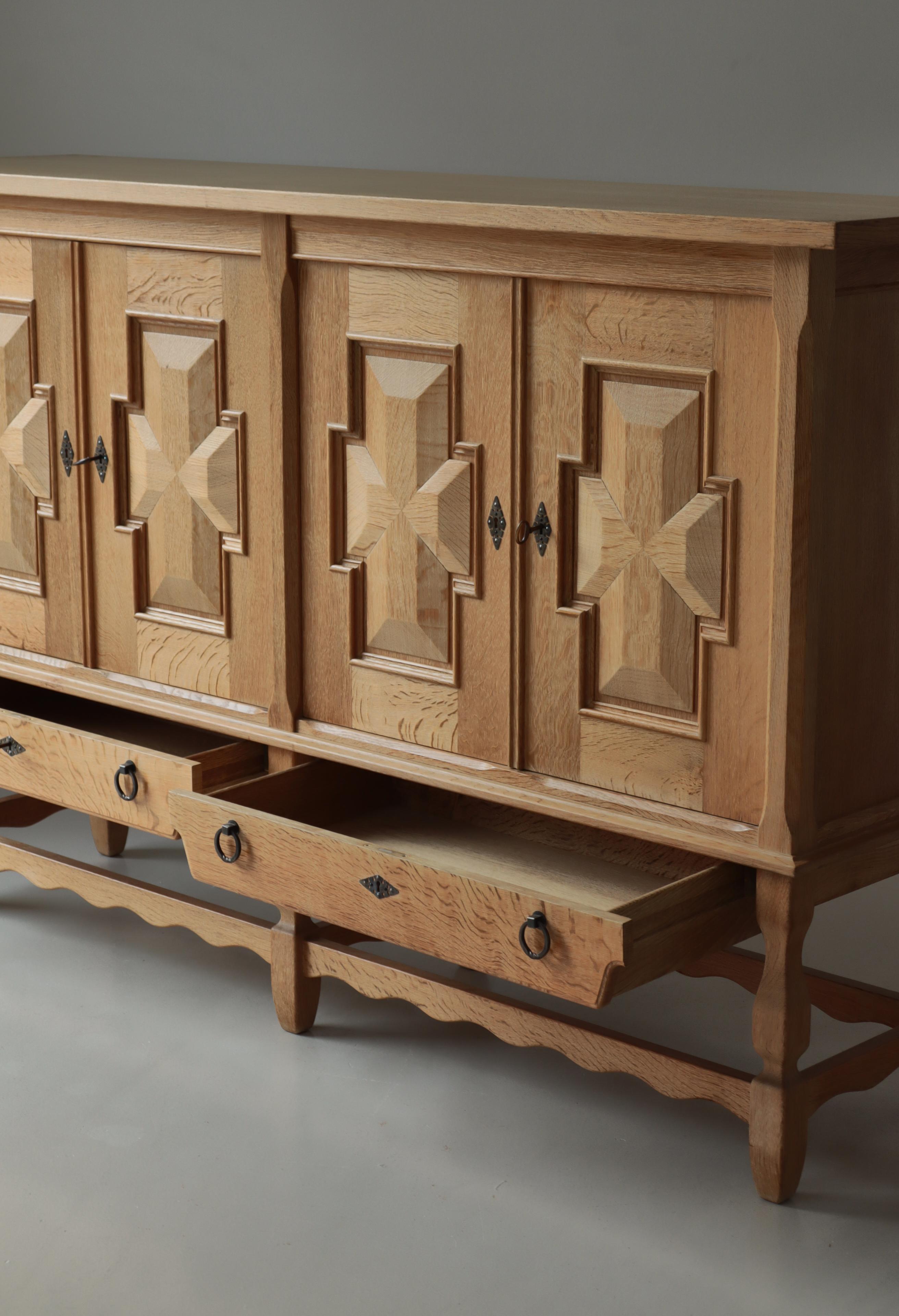 Buffet danois brutaliste de Henning Kjærnulf en bois de chêne, années 1960, Danemark en vente 7