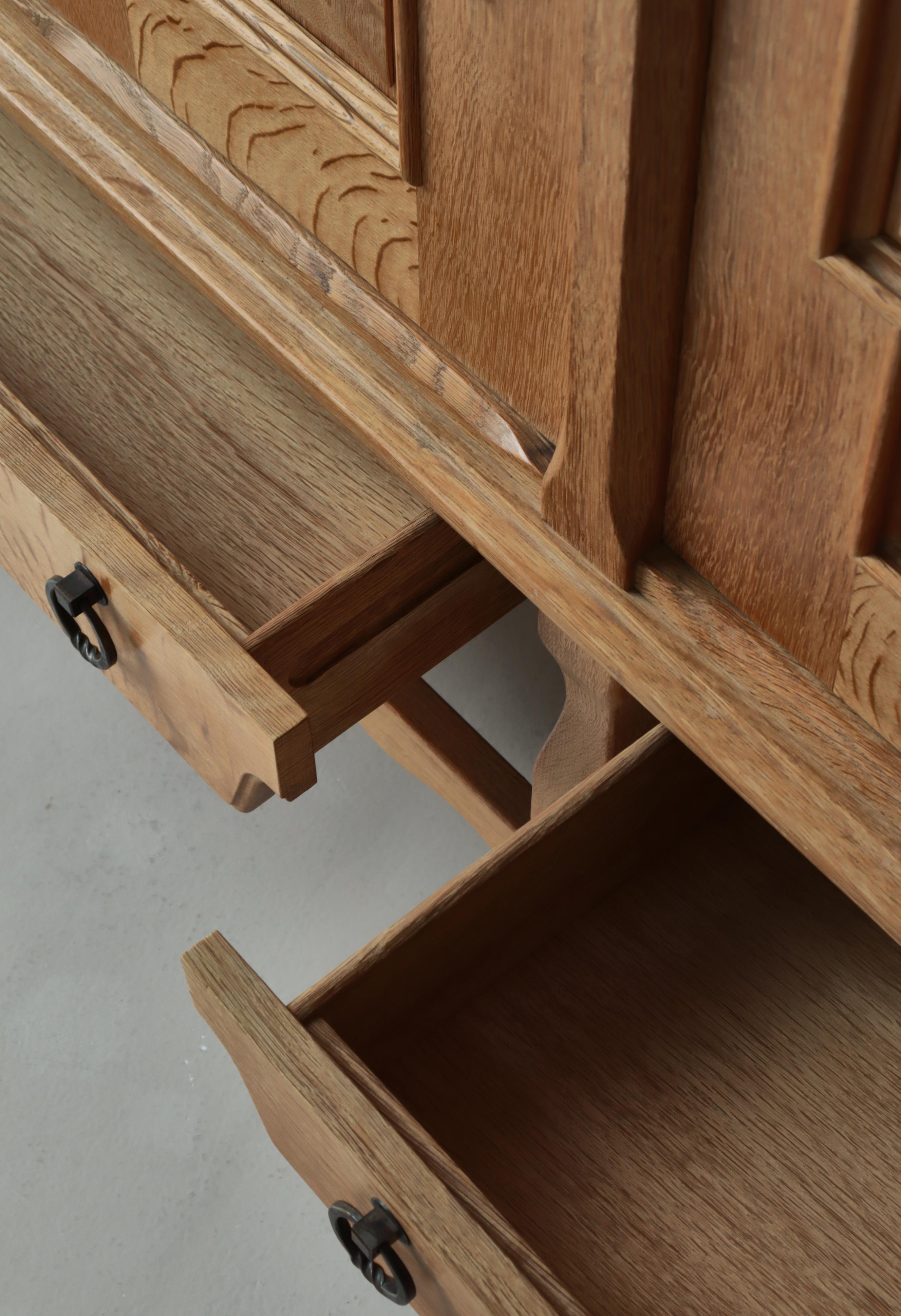 Buffet danois brutaliste de Henning Kjærnulf en bois de chêne, années 1960, Danemark en vente 8