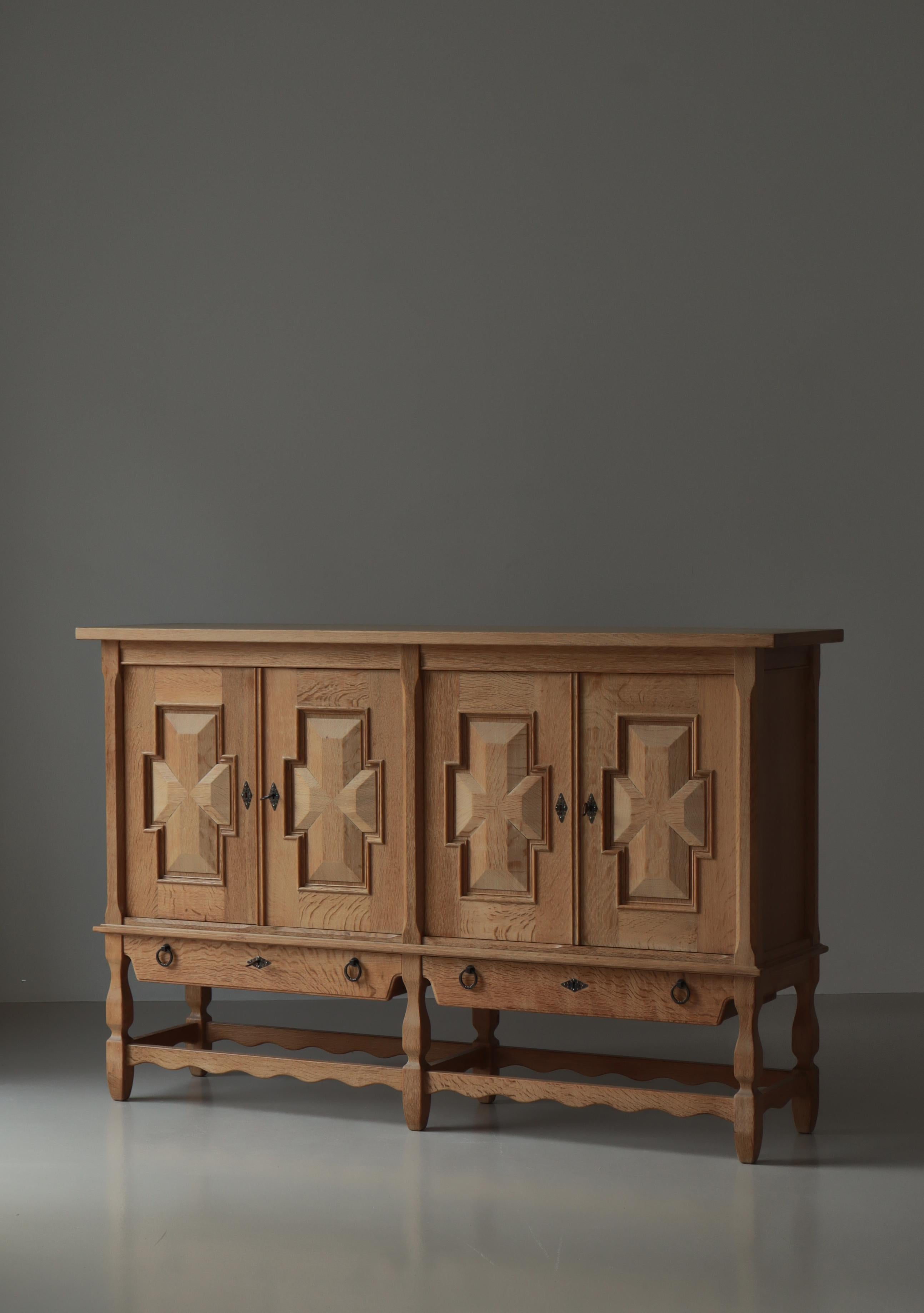 Scandinave moderne Buffet danois brutaliste de Henning Kjærnulf en bois de chêne, années 1960, Danemark en vente