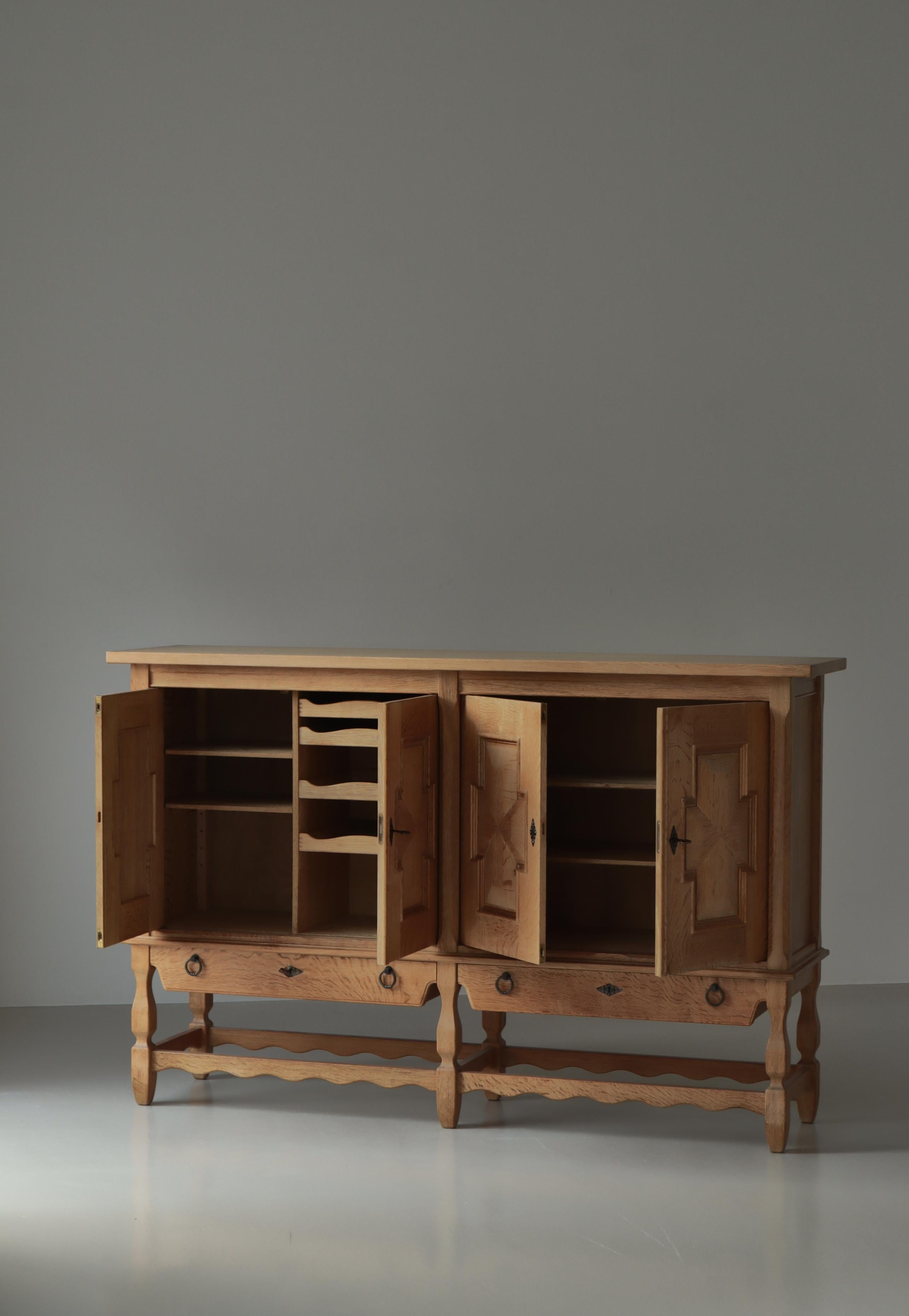 Danois Buffet danois brutaliste de Henning Kjærnulf en bois de chêne, années 1960, Danemark en vente