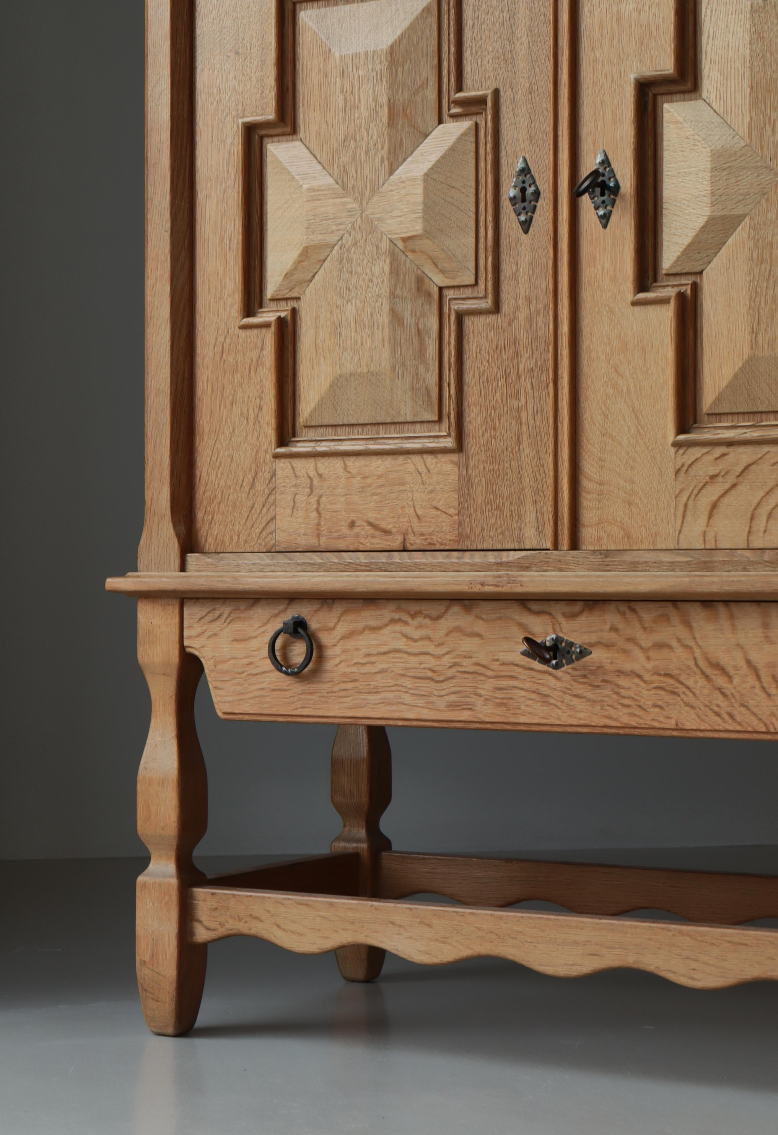 Milieu du XXe siècle Buffet danois brutaliste de Henning Kjærnulf en bois de chêne, années 1960, Danemark en vente