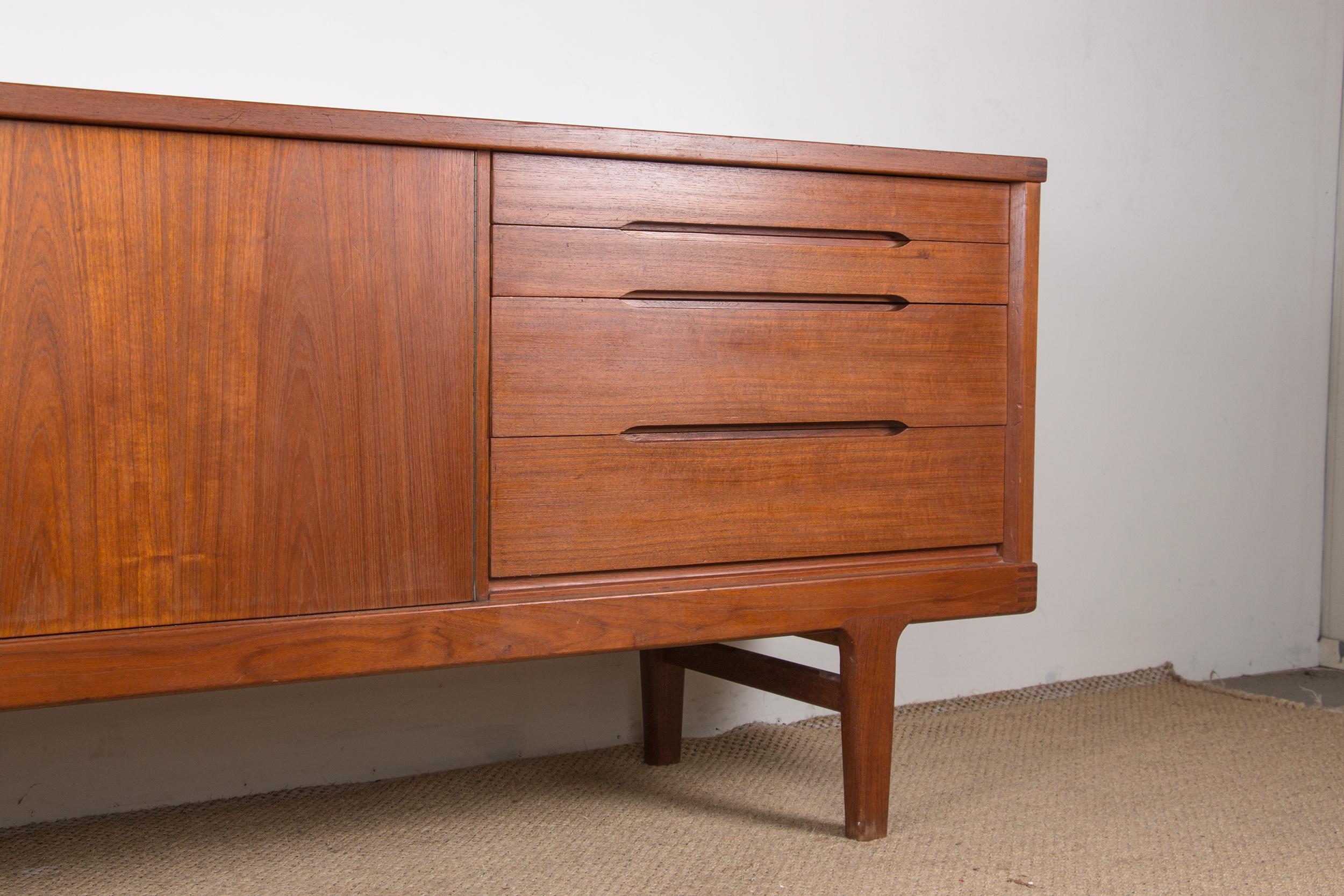 Danish Brutalist style sideboard in Solid Teak, Henning Kjaernulf/Vejle Stole 60 In Excellent Condition For Sale In JOINVILLE-LE-PONT, FR
