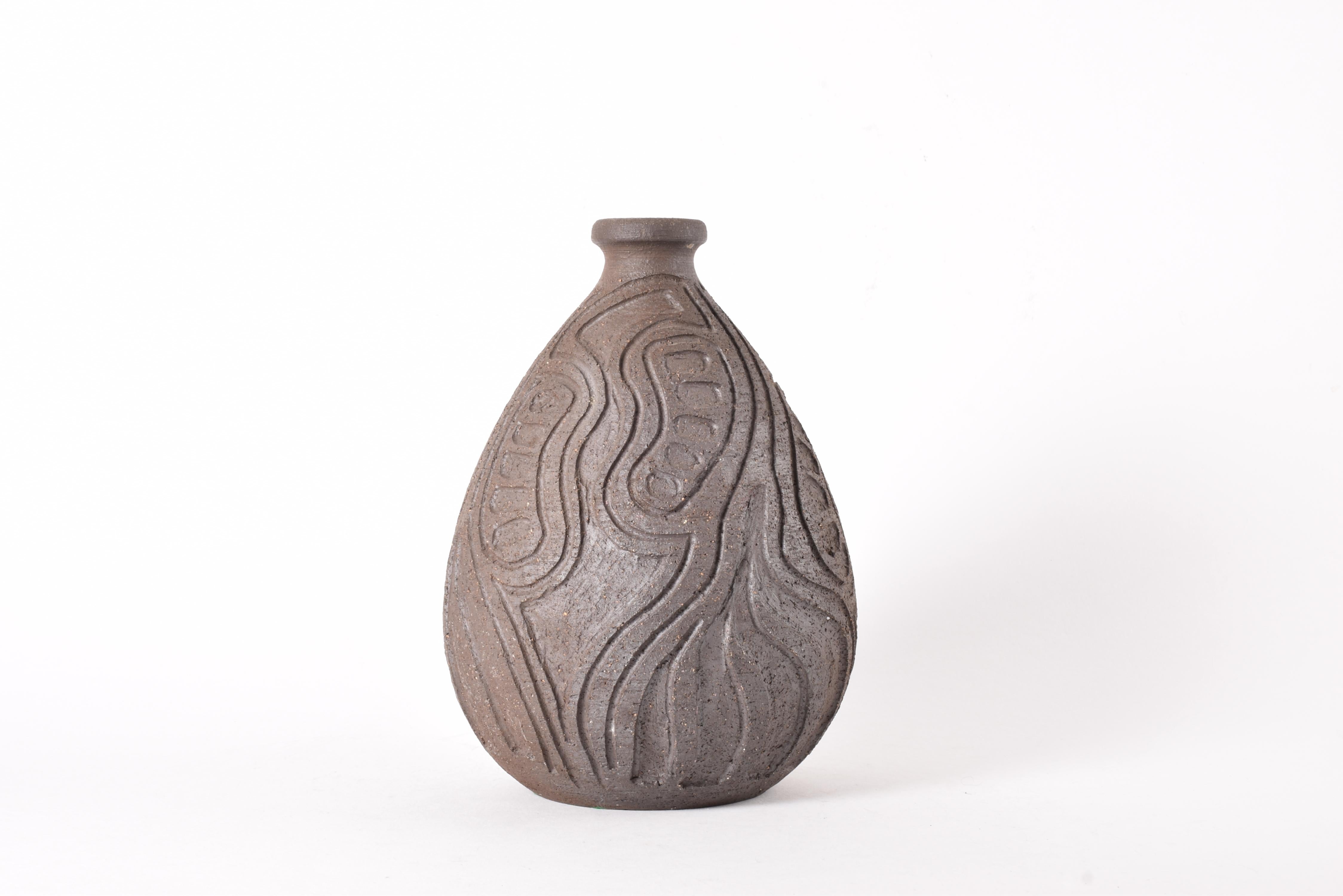 Danish Brutalist Tall Vase by Løvemose Unglazed Brown Ceramic Hand-carved Decor In Good Condition For Sale In Silkeborg, Silkeborg