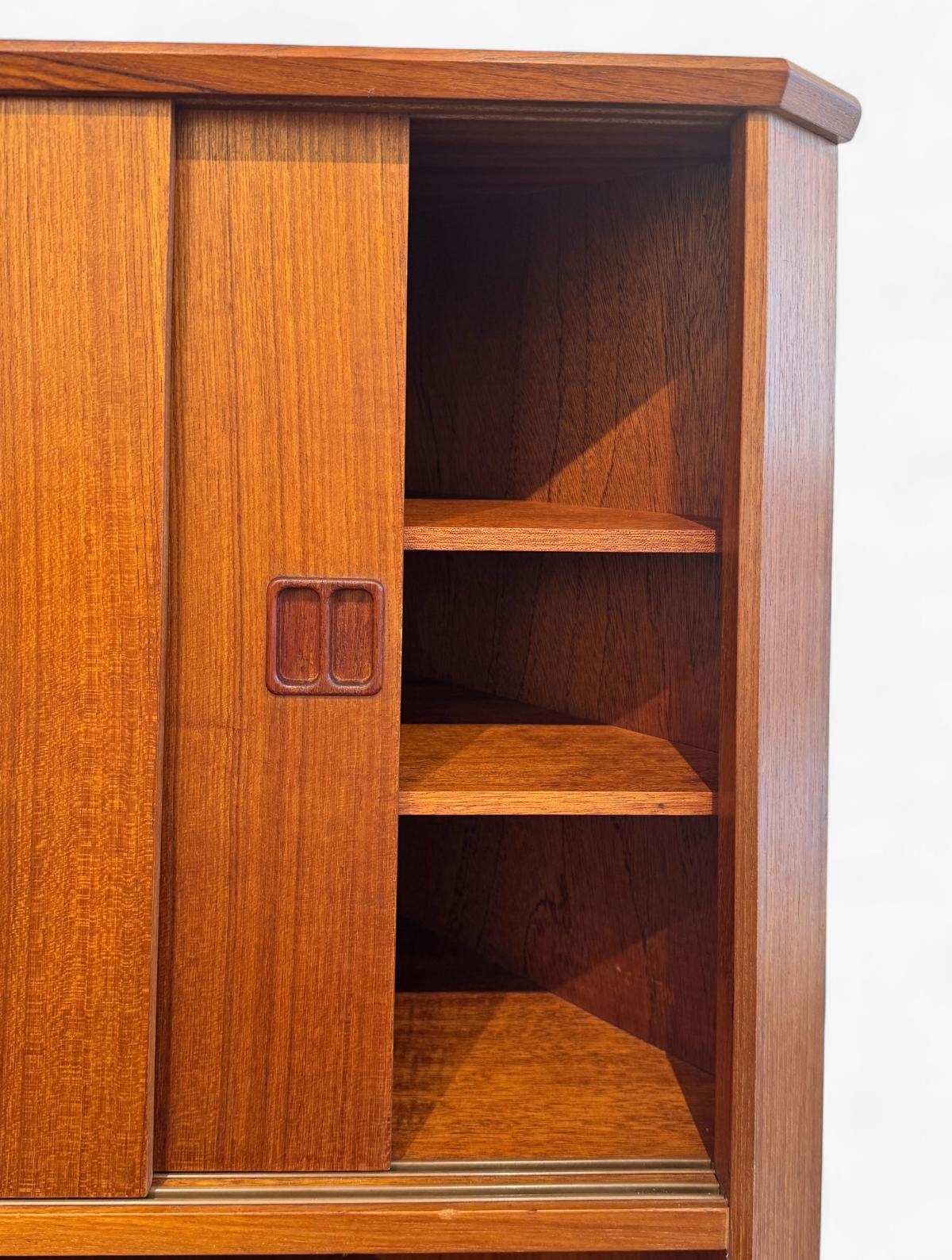 Danish Cabinet Maker, Corner Cabinet Teak, Denamrk 1960's In Good Condition For Sale In London, GB