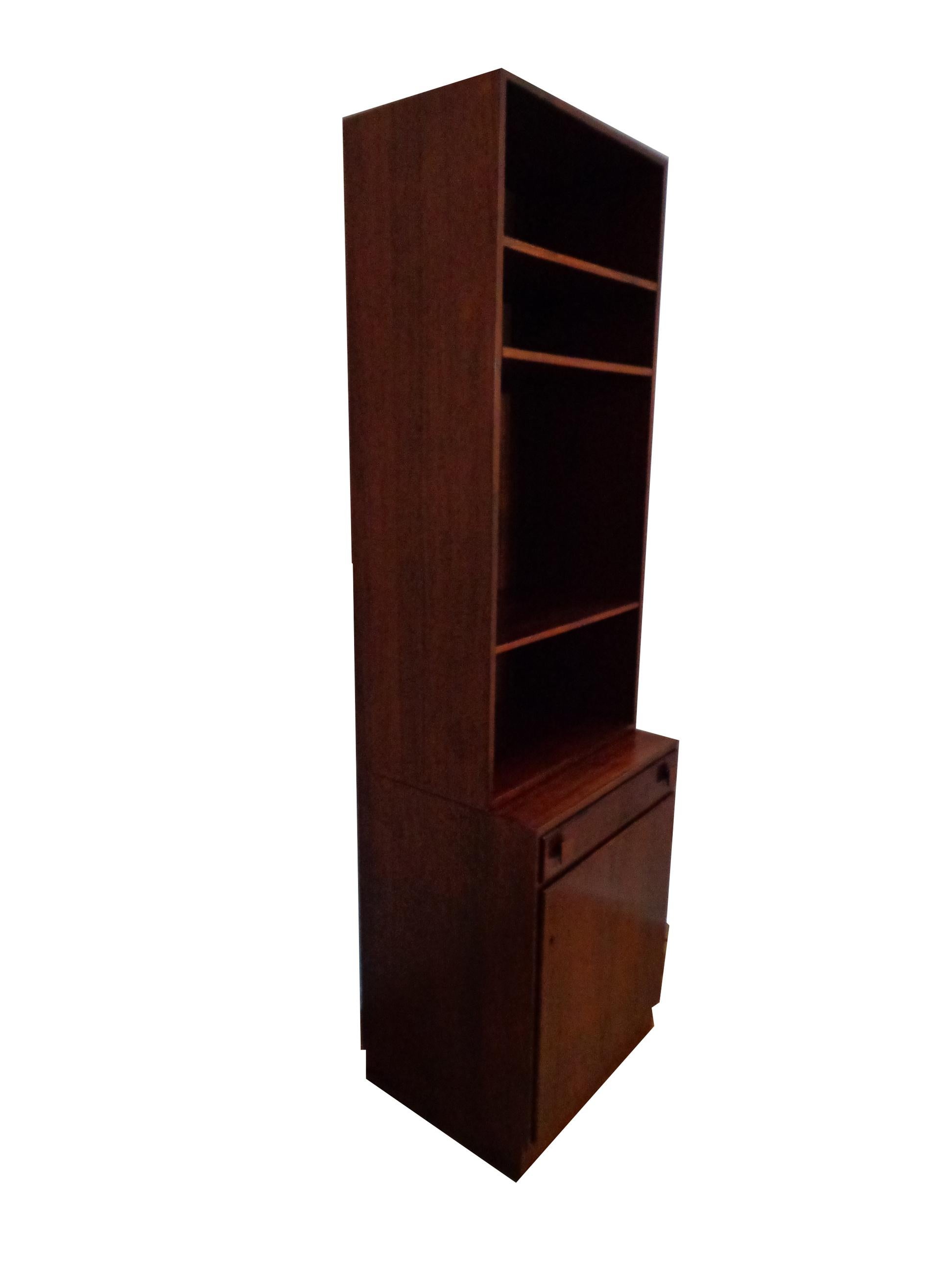 Offerd by Zitzo, Amsterdam: Wall cabinet of rosewood designed by Takashi Okamura and Erik Marquardsen, consisting base cabinet with door and shelves inside. Original key included.
Manufactured by O. Bank Larsen Møbelfabrik. Signed with paper makers