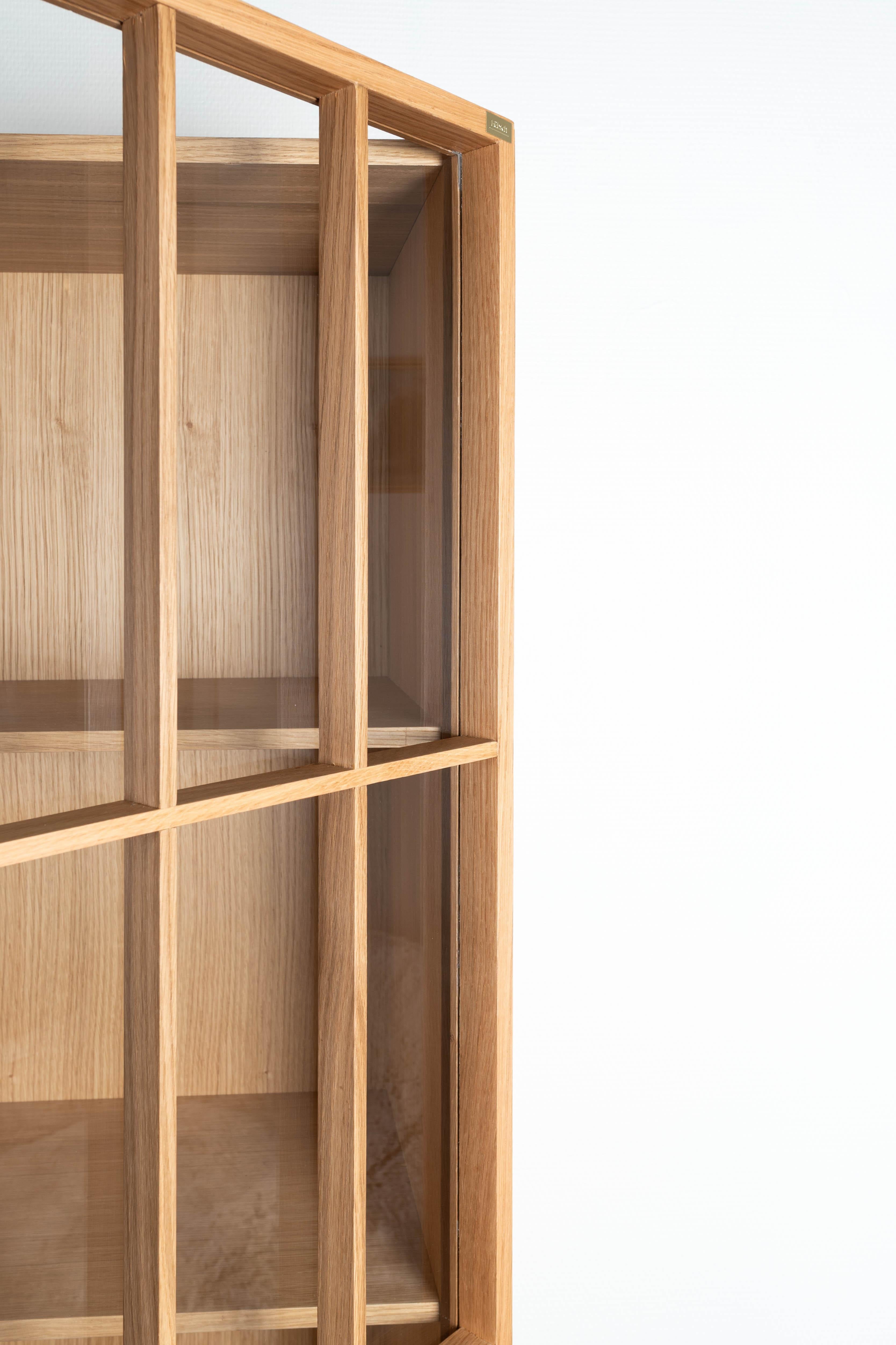 Danish cabinet/vitrine  in minimalistic Japanese style In Excellent Condition For Sale In Oostende, BE