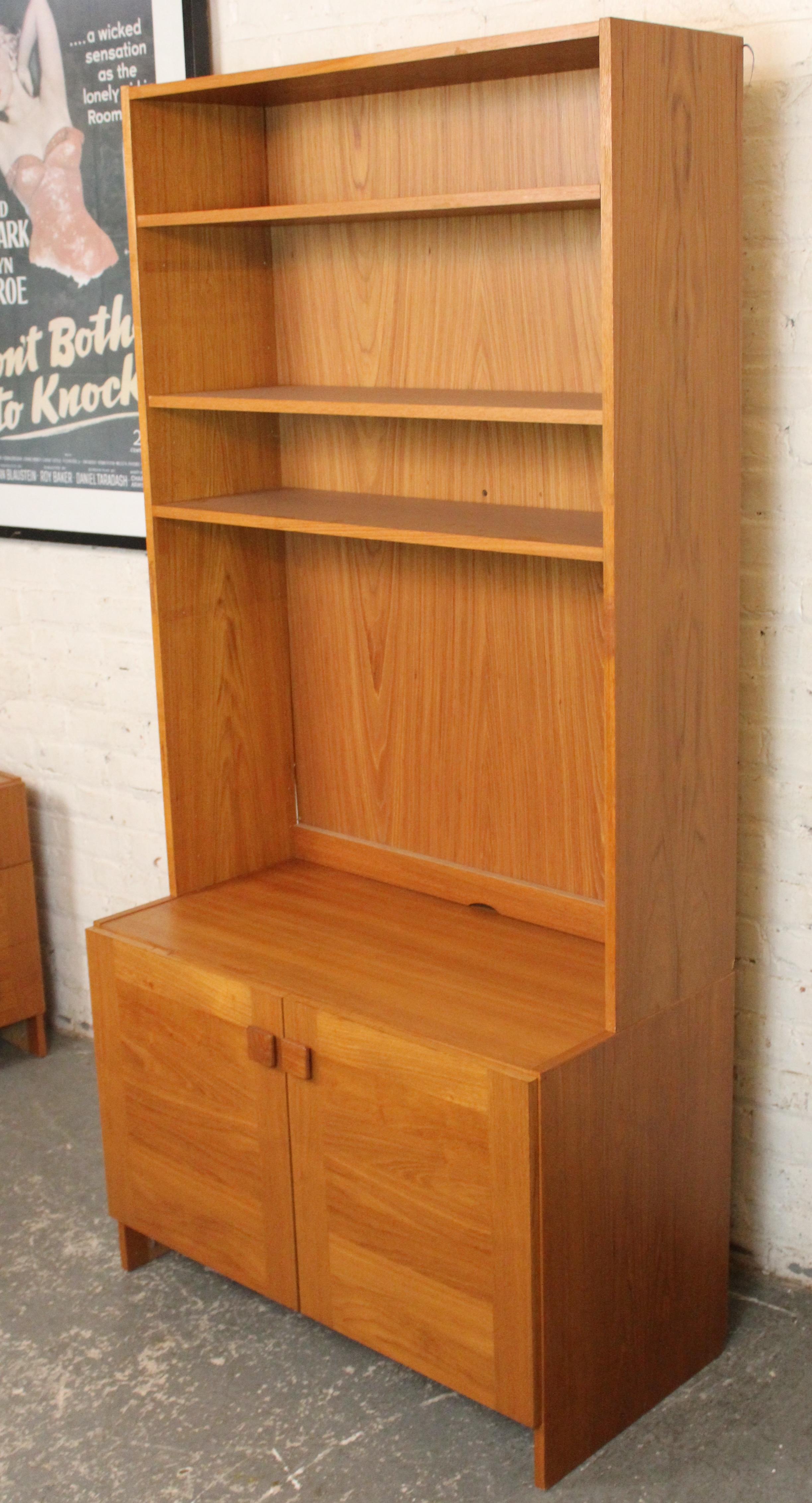 Questa parete attrezzata danese di metà secolo è caratterizzata da una base a due ante con libreria sovrastante. Un'unità in due pezzi di dimensioni ridotte in larghezza ma che offre un ampio spazio di archiviazione.
Si prega di confermare