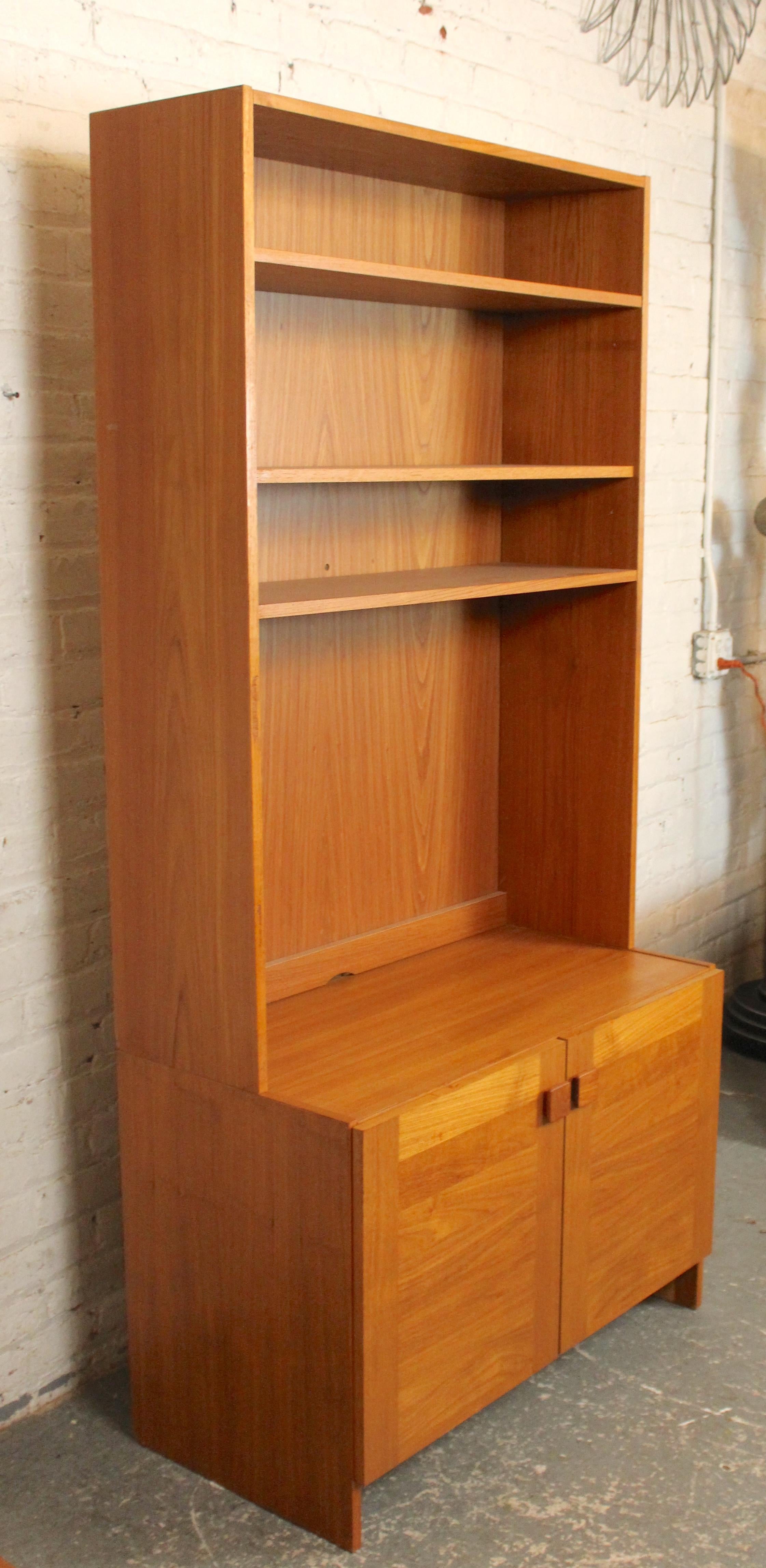 Mid-Century moderno Mobile danese con libreria in vendita