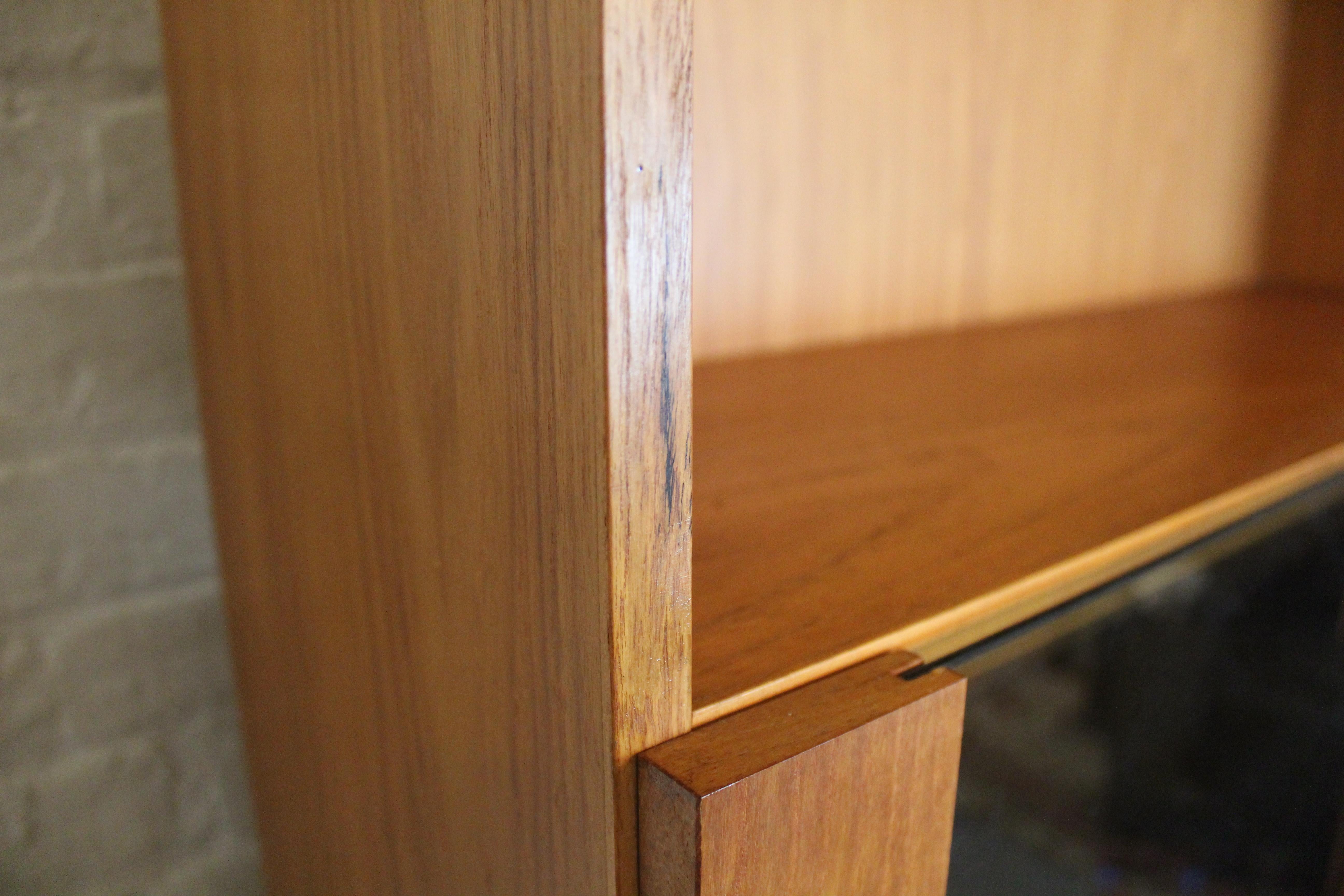 Mobile danese con libreria in vetro fumé in vendita 4